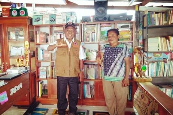 Dukung Literasi Baca, Bupati Jayapura Kunjungi Rumah Baca Yoboi