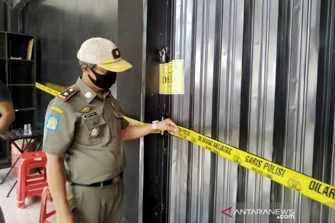 Langgar PPKM, Pol PP Segel Dua Karoke di Jakbar