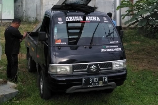 Mobil pikap yang mengangkut bantuan untuk korban banjir Subang milik relawan asal Kabupaten Bandung Barat yang hilang.