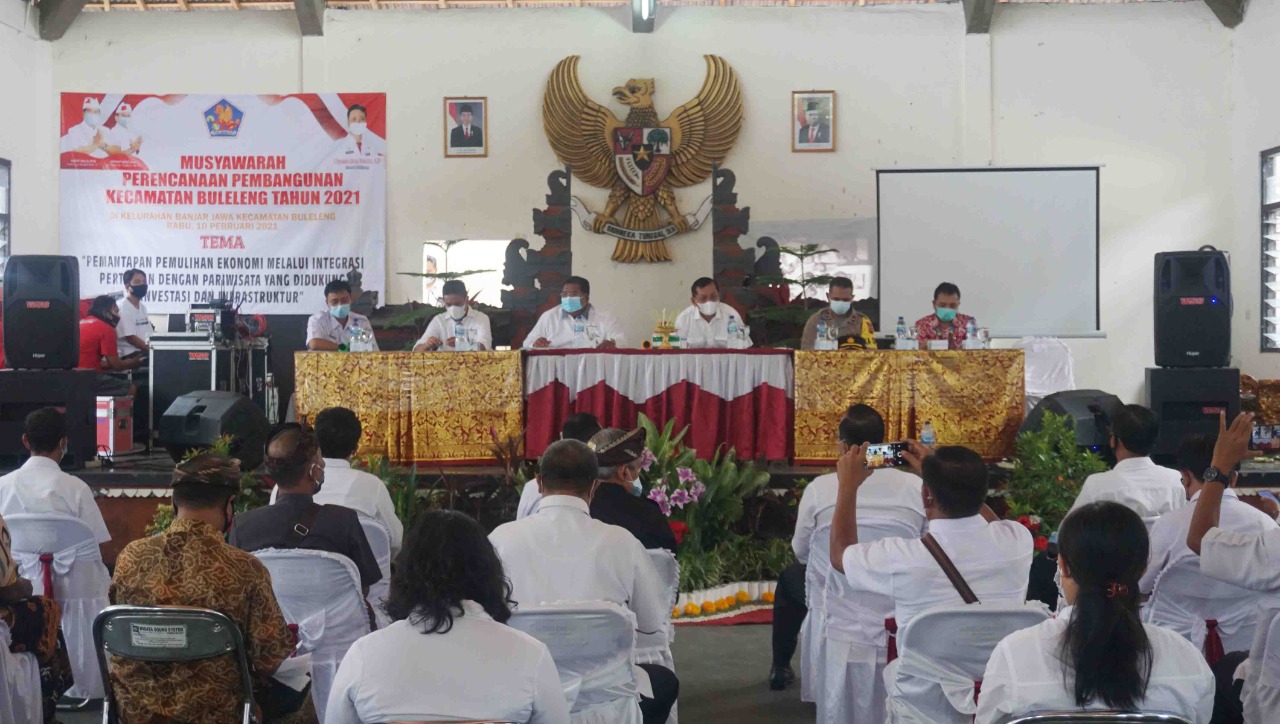  Bupati Buleleng Putu Agus Suradnyana mengumpulkan para kepala desa dan tokoh masyarakat untuk sosialisasi PPKM Mikro, Kamis (11/2/2021). 