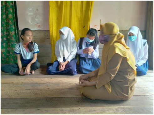 Yelia didatangi teman-teman satu kelasnya yang memberikan donasi.