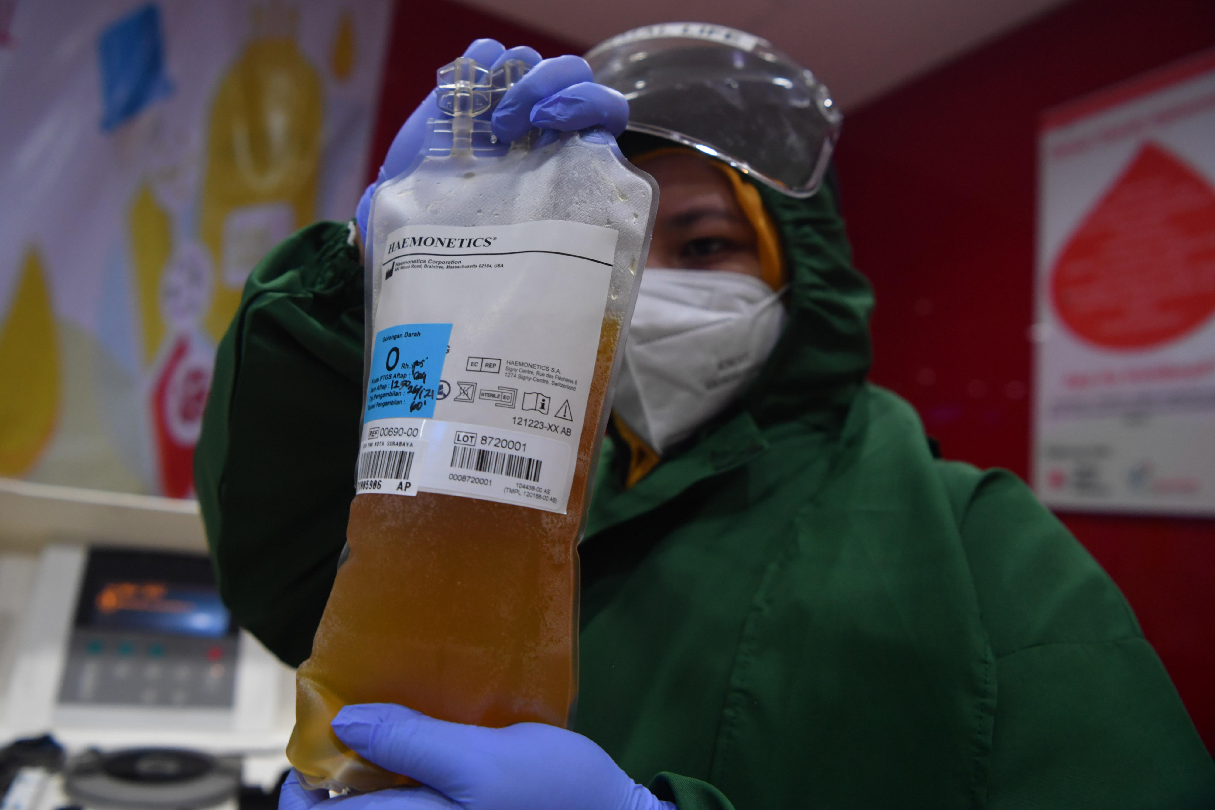 Petugas PMI Kota Surabaya memeriksa kondisi plasma konvalesen hasil donor dari seorang penyintas covid-19.