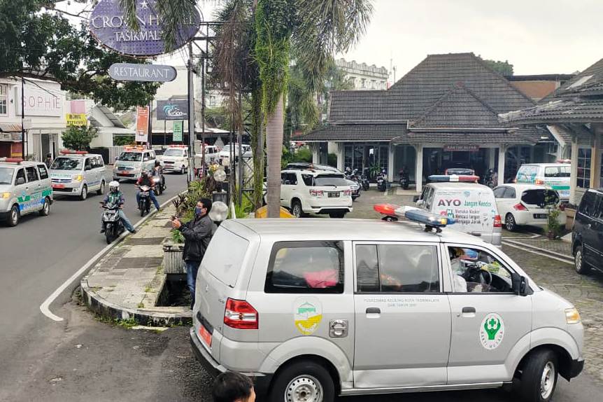 Sebanyak 21 unit ambulan beriringan di Jalan RE Martadinata, Kecamatan Cipedes, Kota Tasikmalaya, Jawa Barat, memasuki hotel tempat isolasi.