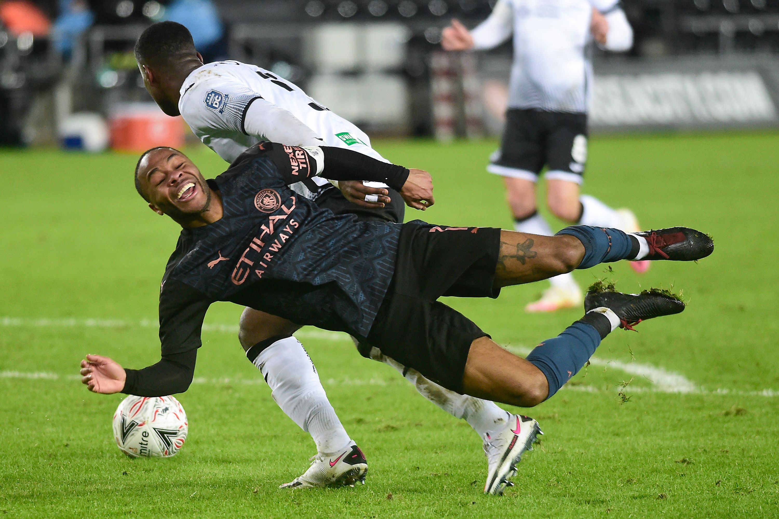 Pemain Manchester City, Raheem Sterling terjatuh setelah dijegal pemain Swansea dalam laga Piala FA, Kamis (11/2)  