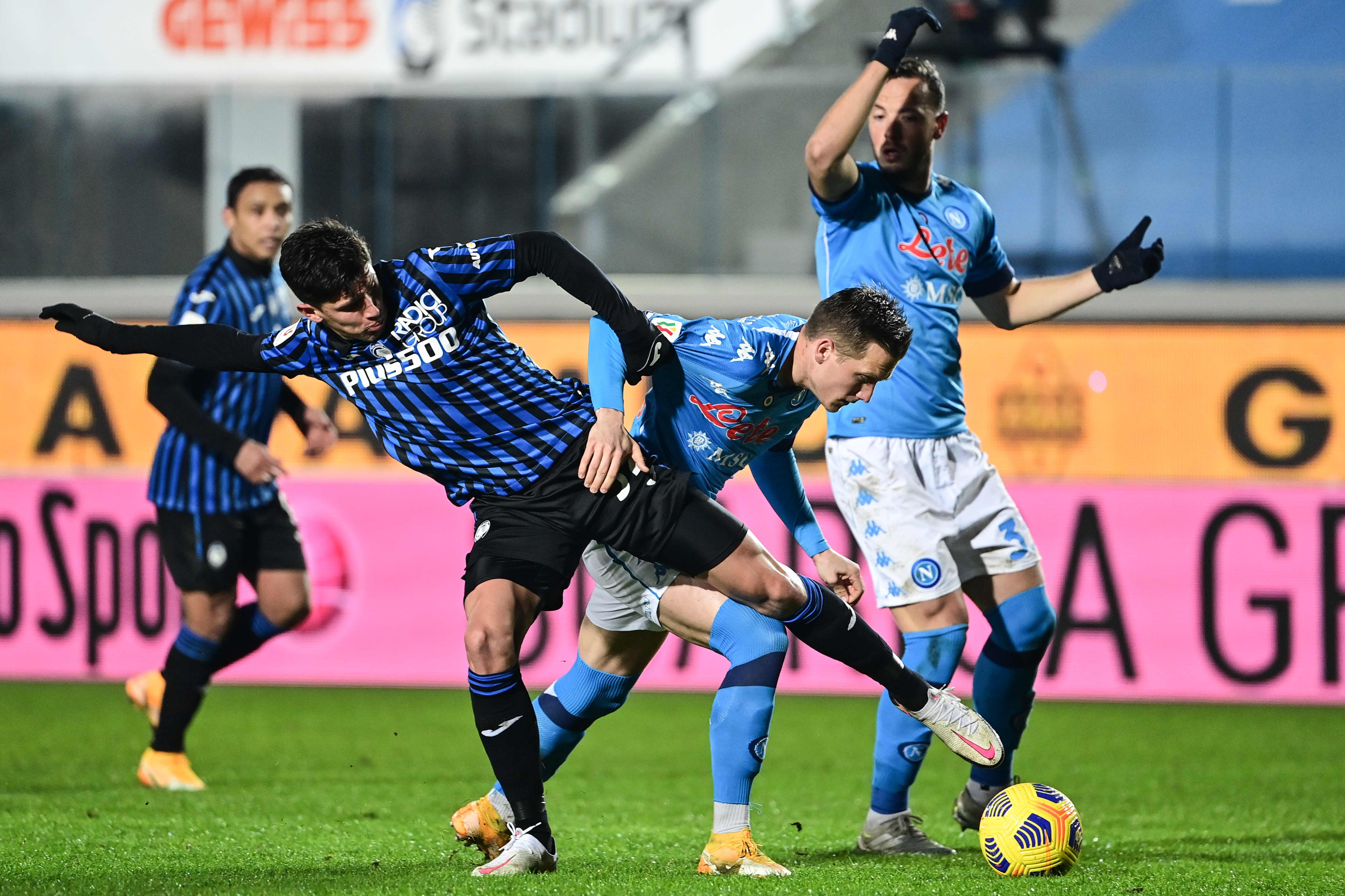 Pemain Atalanta dan Napoli berebut bola saat berhadapan di leg kedua Coppa Italia, Kamis (11/2) di Gewiss Stadium. Atalanta menang 3-1.