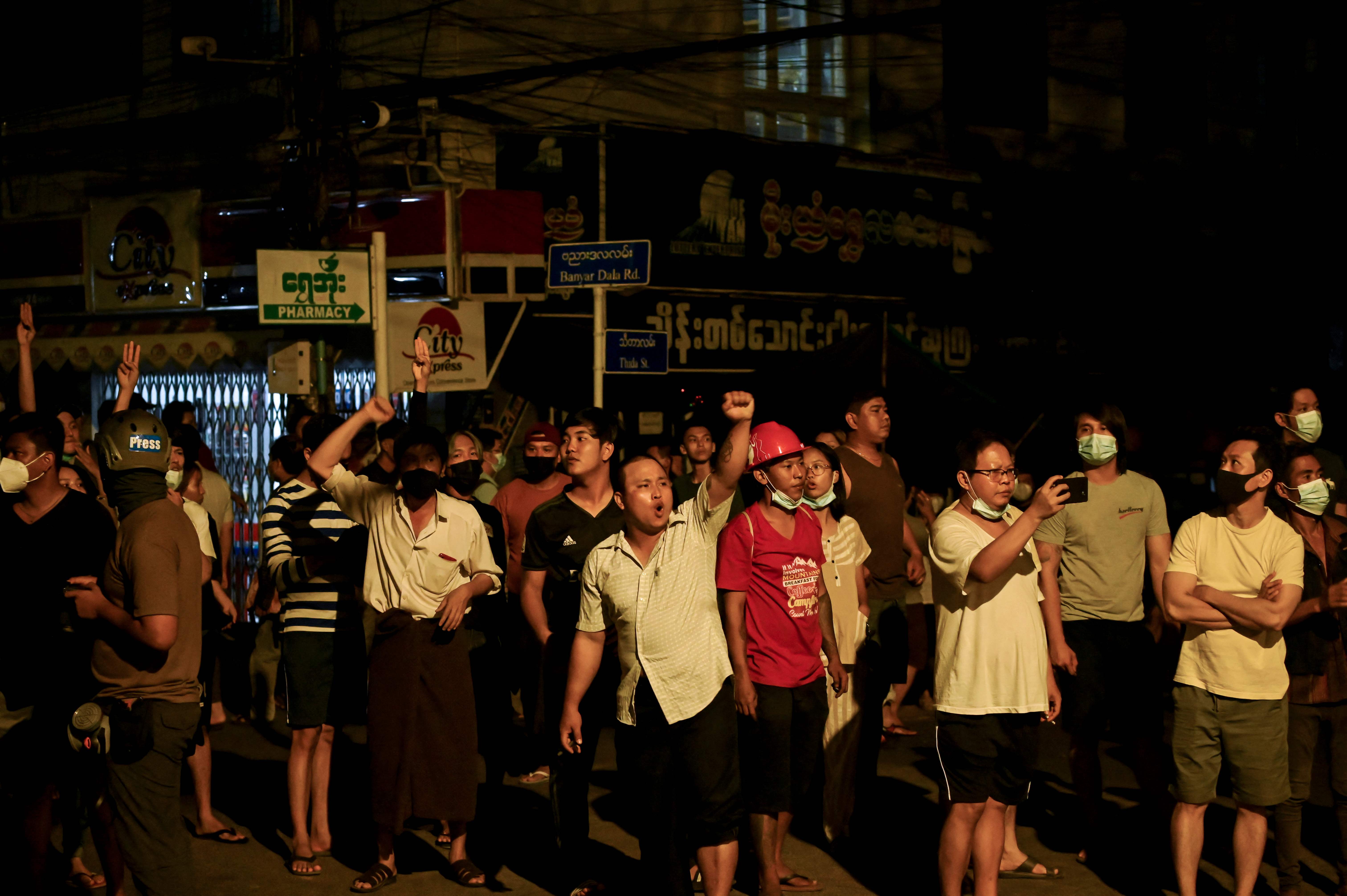 Rakyat Myanmar menolak kudeta yang dilakukan junta militer, Kamis (25/2) unjuk rasa siang malam.