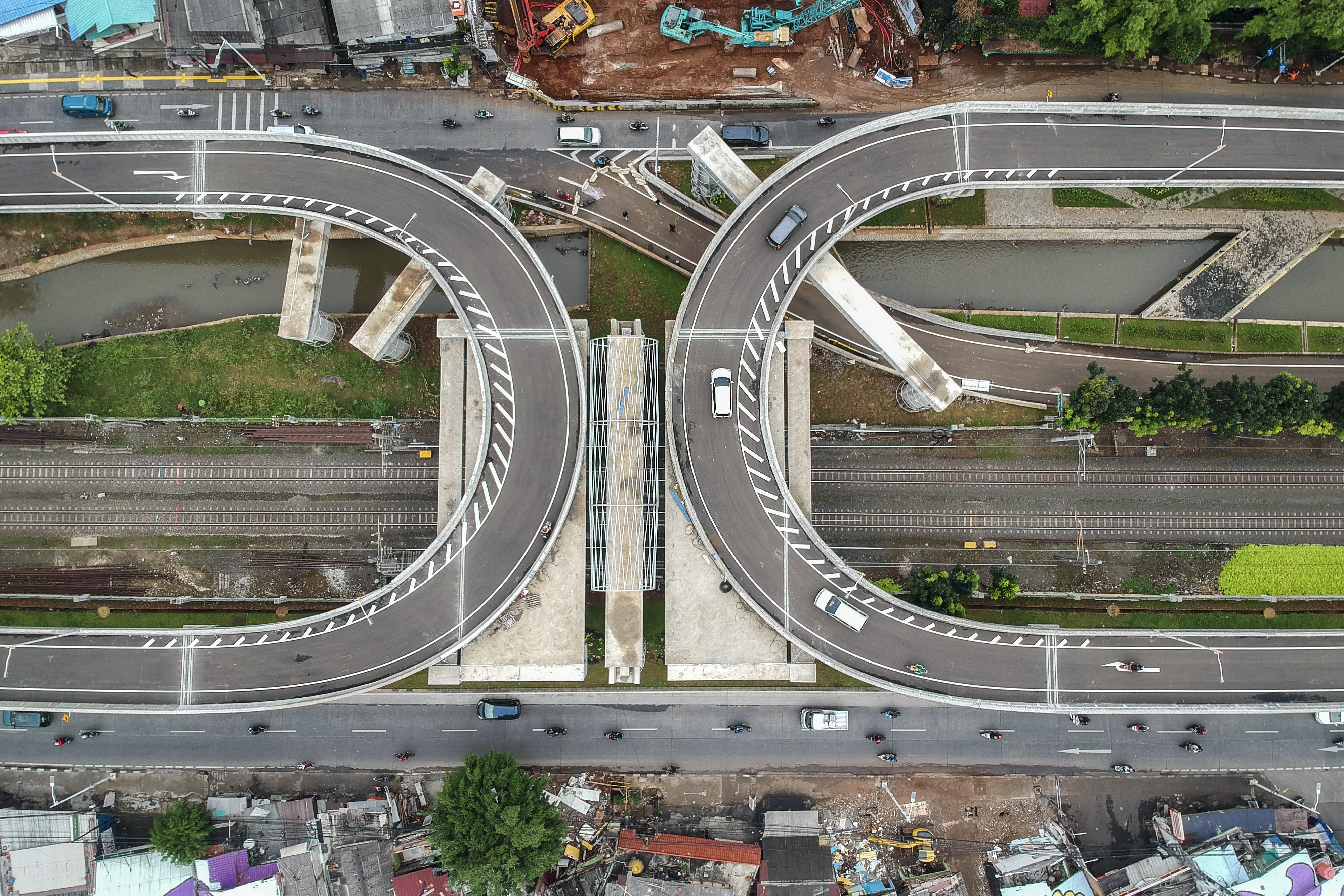Foto aerial jalan layang tapal kuda Lenteng Agung