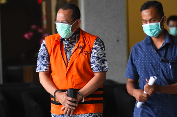 Tersangka mantan Sekretaris Mahkamah Agung (MA) Nurhadi (kiri) meninggalkan gedung KPK usai menjalani pemeriksaan.