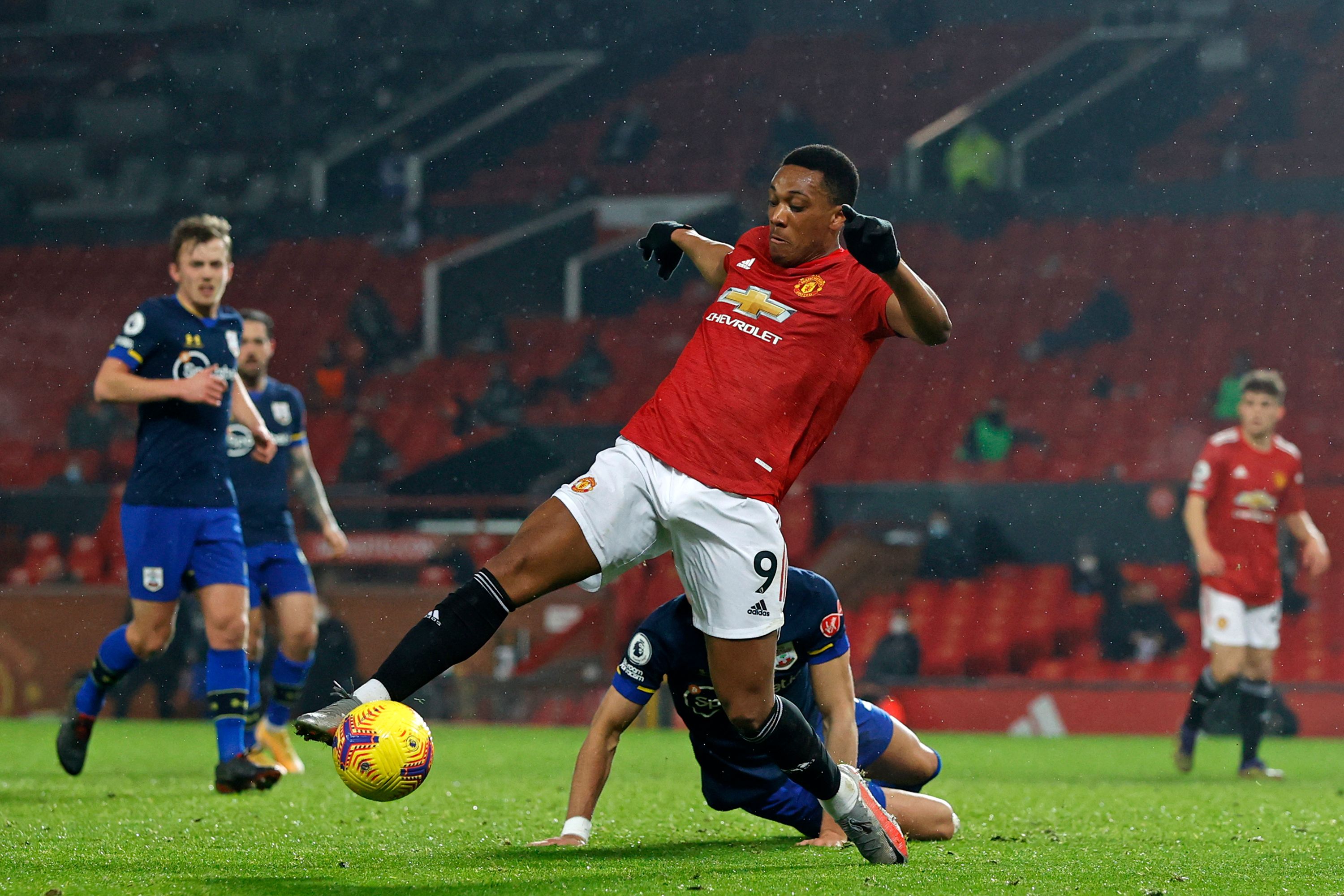 Pemain MU, Anthony Martial berusaha melepaskan diri dari pemain Southampton dalam laga Liga Primer, Rabu (3/2). MU menang 9-0. 