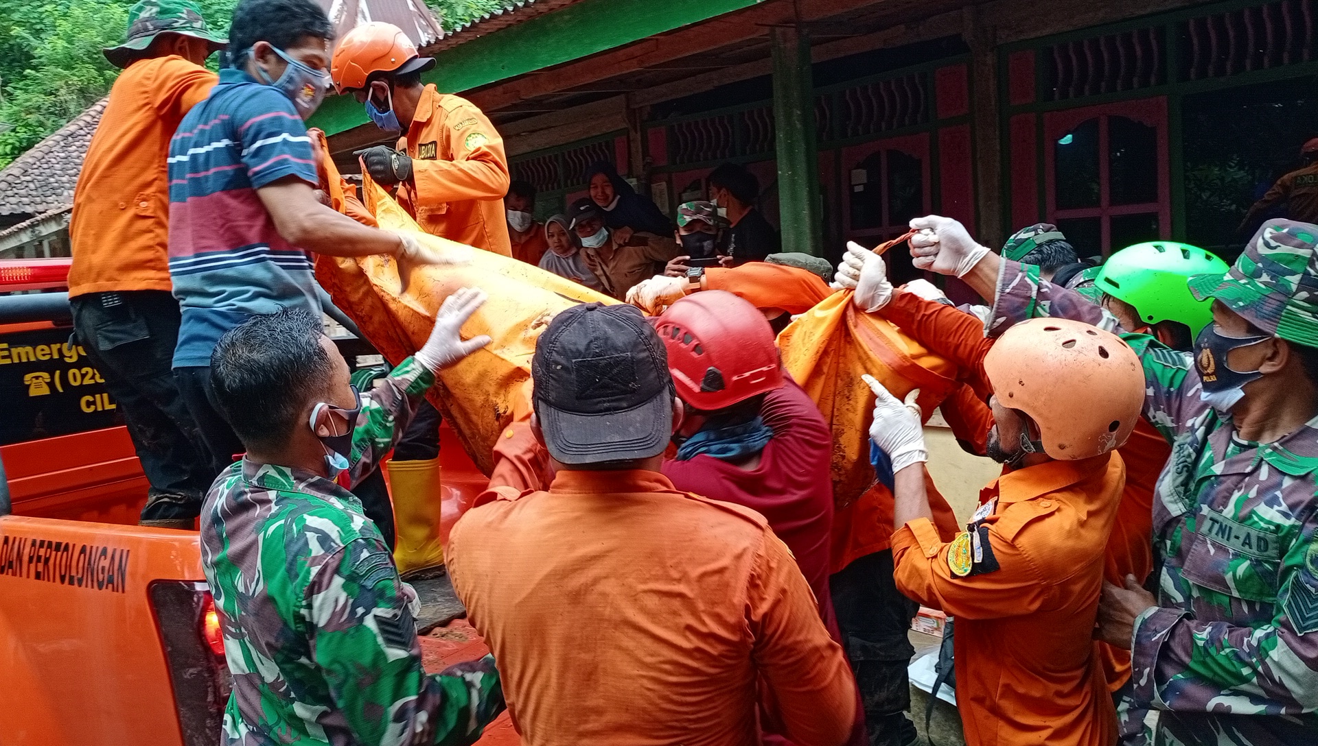 Basarnas menemukan korban ketiga longsor di Kebumen, Minggu (14/2/2021). 