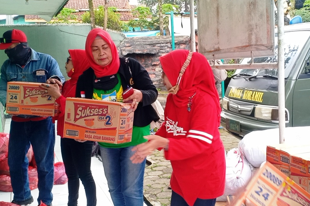 Komunitas Baraya Tatar Pasundan (BTP) mengangkut sumbangan yang akan disalurkan untuk korban banjir Subang.