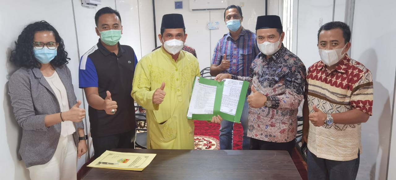 Direktur Umum dan SDM PT Semen Baturaja, Amrullah (baju kuning) dan Wali Kota Lubuklinggau Prana Putra Sohe, Selasa (23/2)