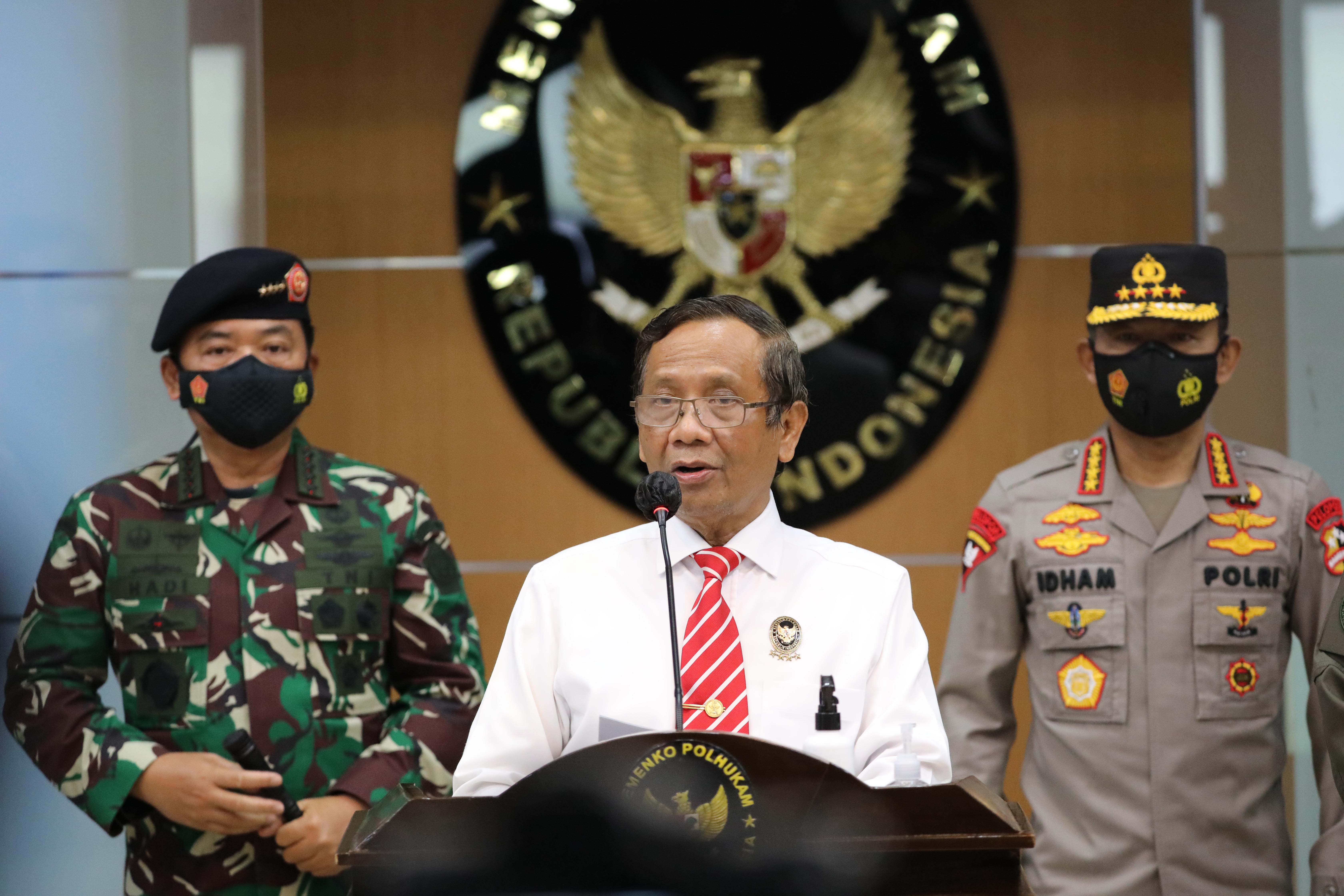  Menteri Koordinator Politik Hukum dan Keamanan (Menko Polhukam) Mahfud MD (tengah) 