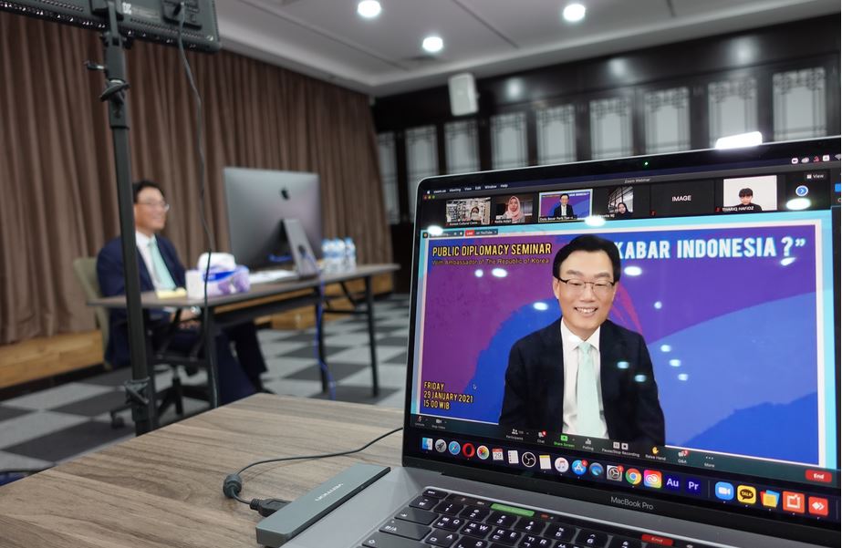 Duta Besar Korea Selatan untuk Indonesia Park Tae-sung berbicara dalam acara Apa Kabar Indonesia.