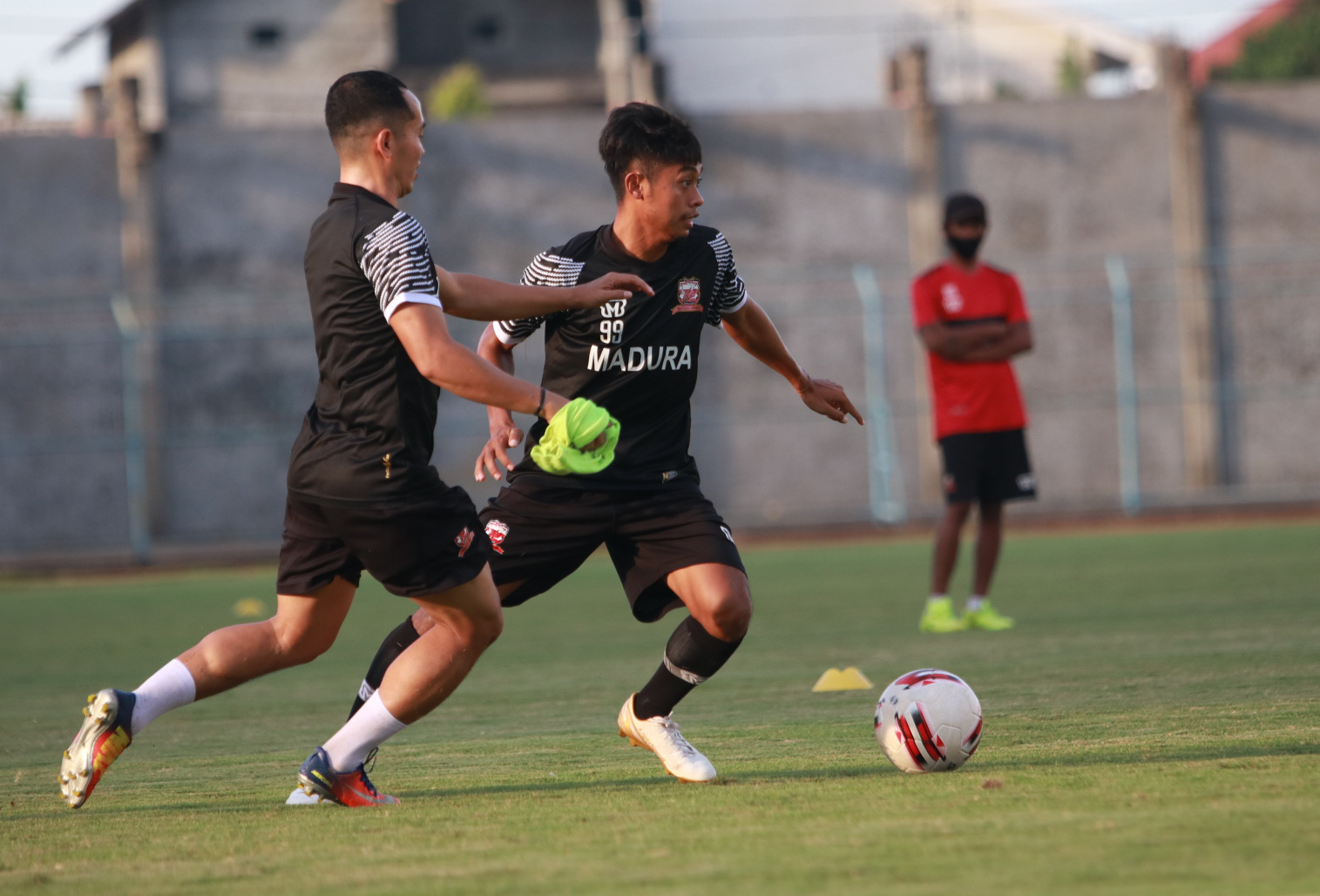 Pemain Madura United berlatih di sela kompetisi Liga 1 yang belum jelas kelanjutannya