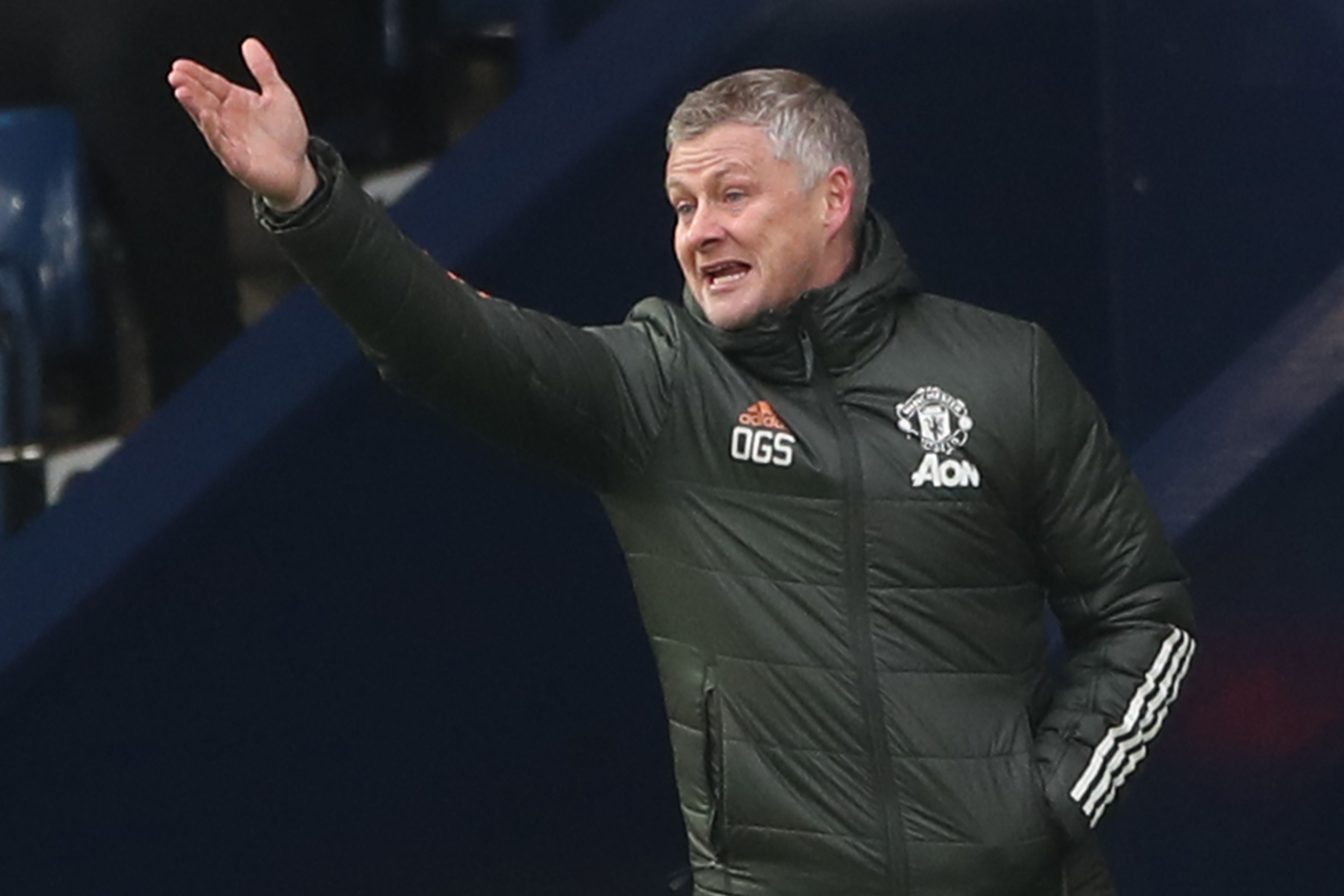 Pelatih Man Utd Ole Gunnar Solskjaer menginstruksikan pemainnya saat menghadapi West Bromwich Albion