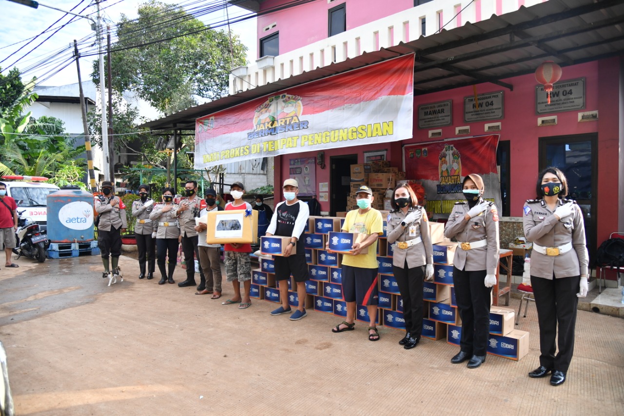 Korlantas Polri Beri Bantuan Kemanusiaan Bagi Korban Banjir 