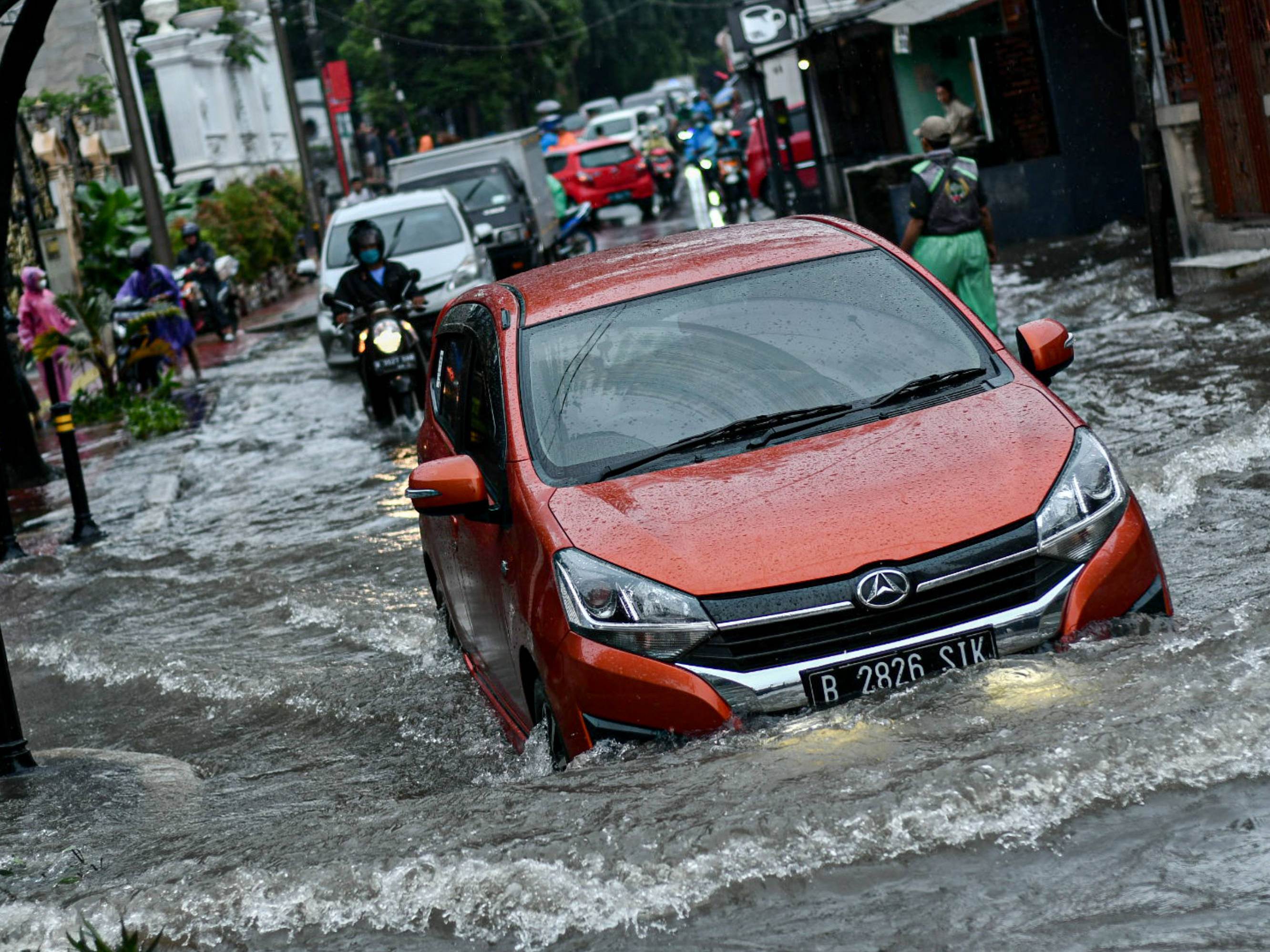 Sejumlah pengendara nekat menerabas banjir di Jalan Tebet Utara, Jakarta Selatan, Kamis (18/2).