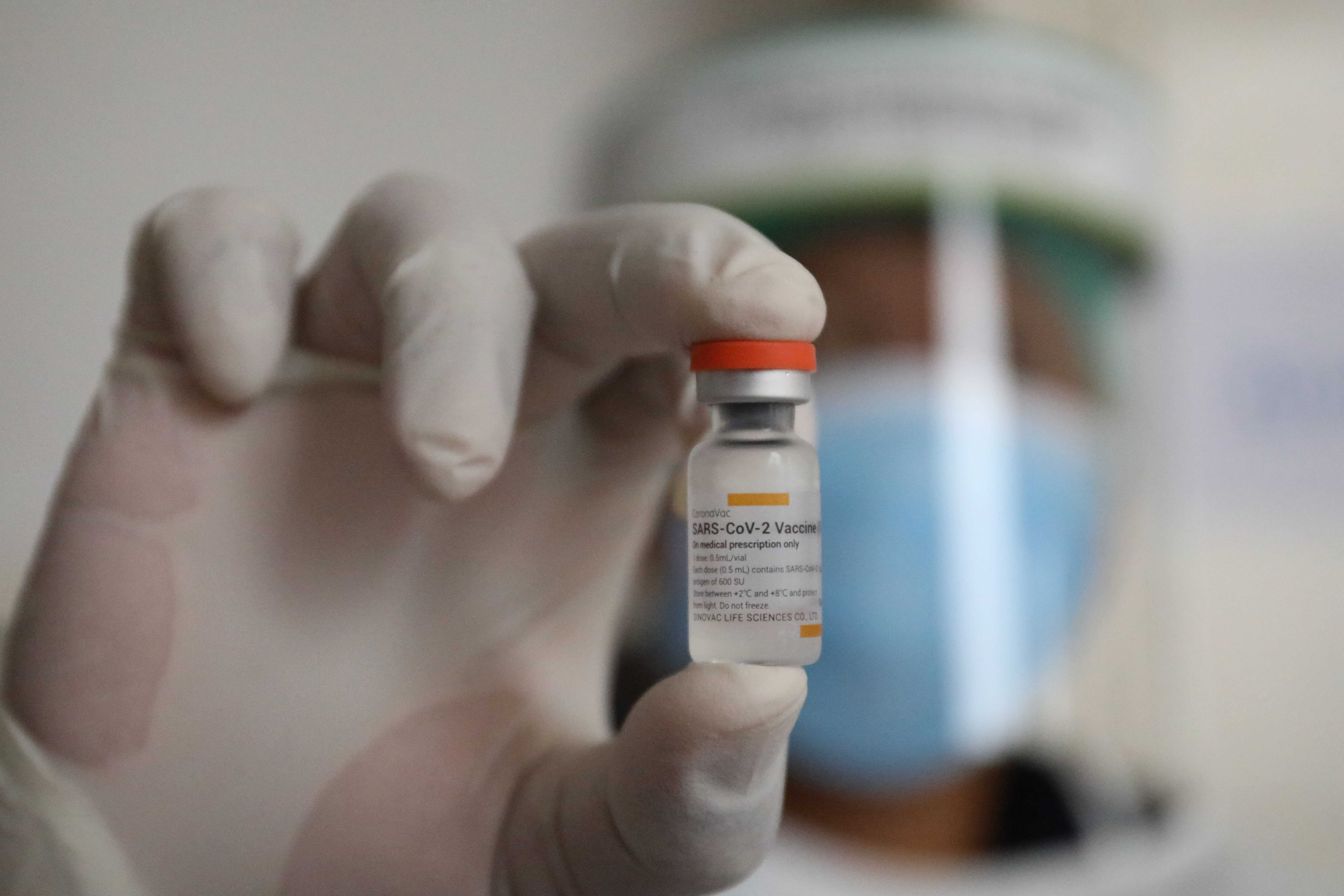 Petugas medis menunjukkan vaksin covid-19 di Pasar Tanah Abang, Jakarta.