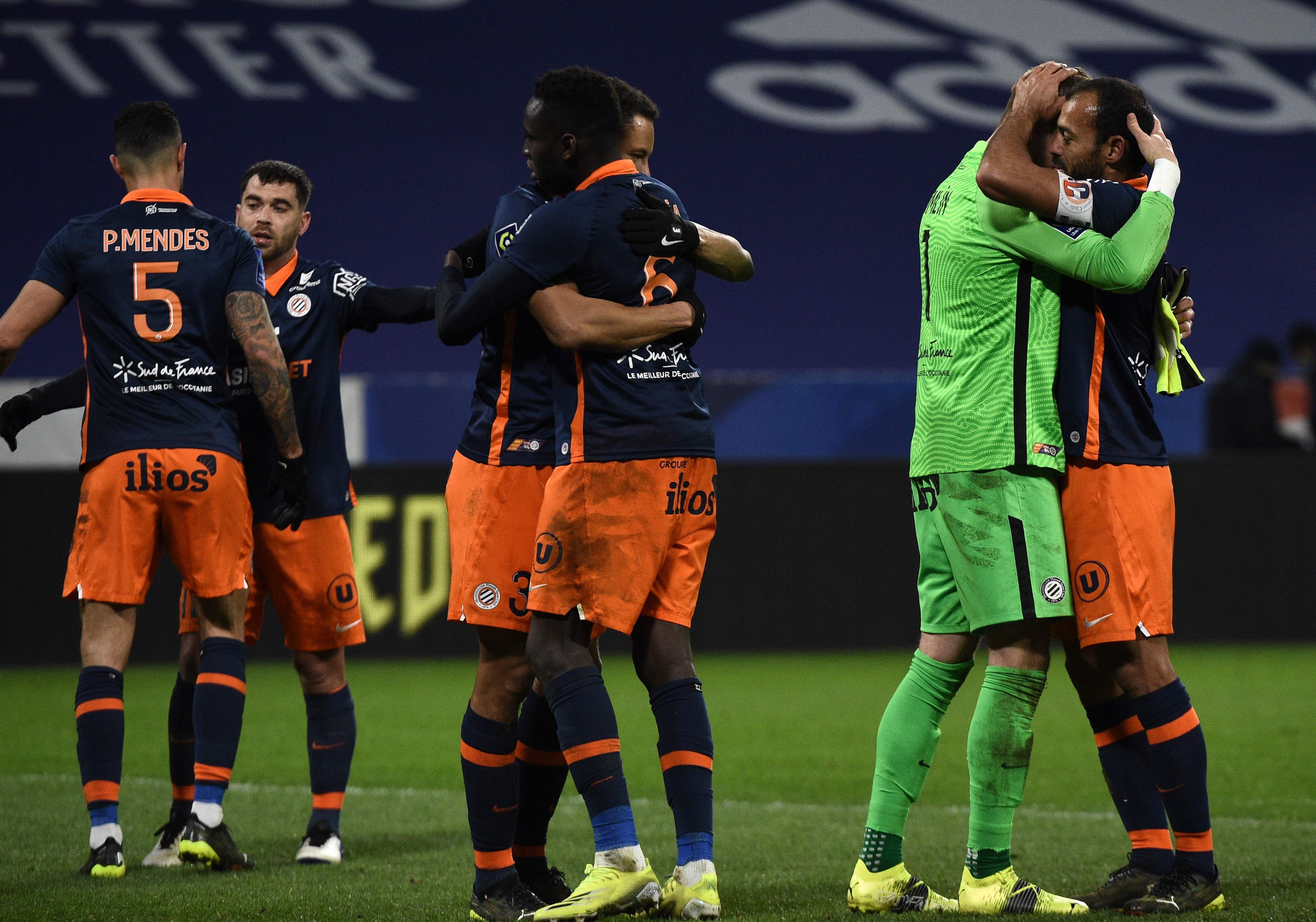 Lyon Menyerah di Kandang Sendiri 