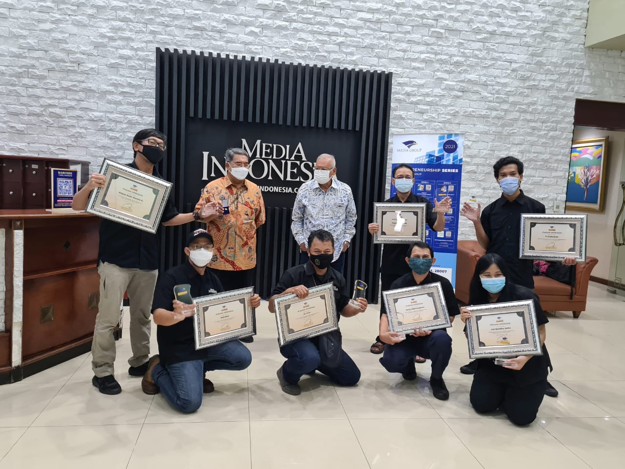 Tokoh Pers Elman Saragih dan Saur Hutabarat (berbatik) berfoto bersama Penerima Penghargaan Media Group News Journalist Day 2021.