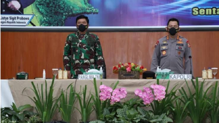 Panglima TNI Marsekal TNI Hadi Tjahjanto dan Kapolri Jenderal Listyo Sigit 