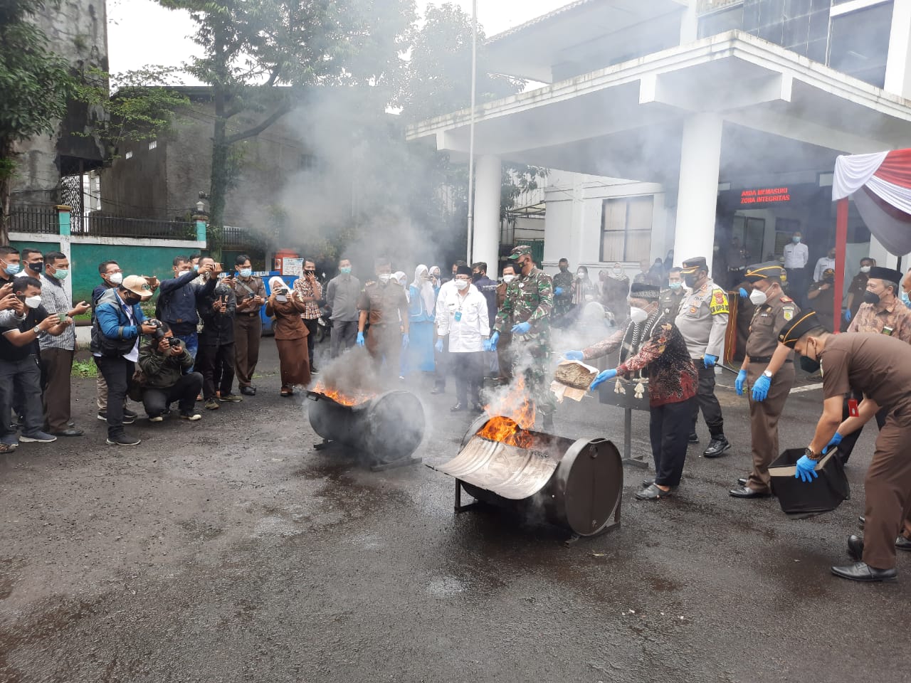 Plt Bupati Cianjur, Jawa Barat, Herman Suherman, dan unsur Forkopimda memusnahkan uang palsu, Rabu (24/2/2021).