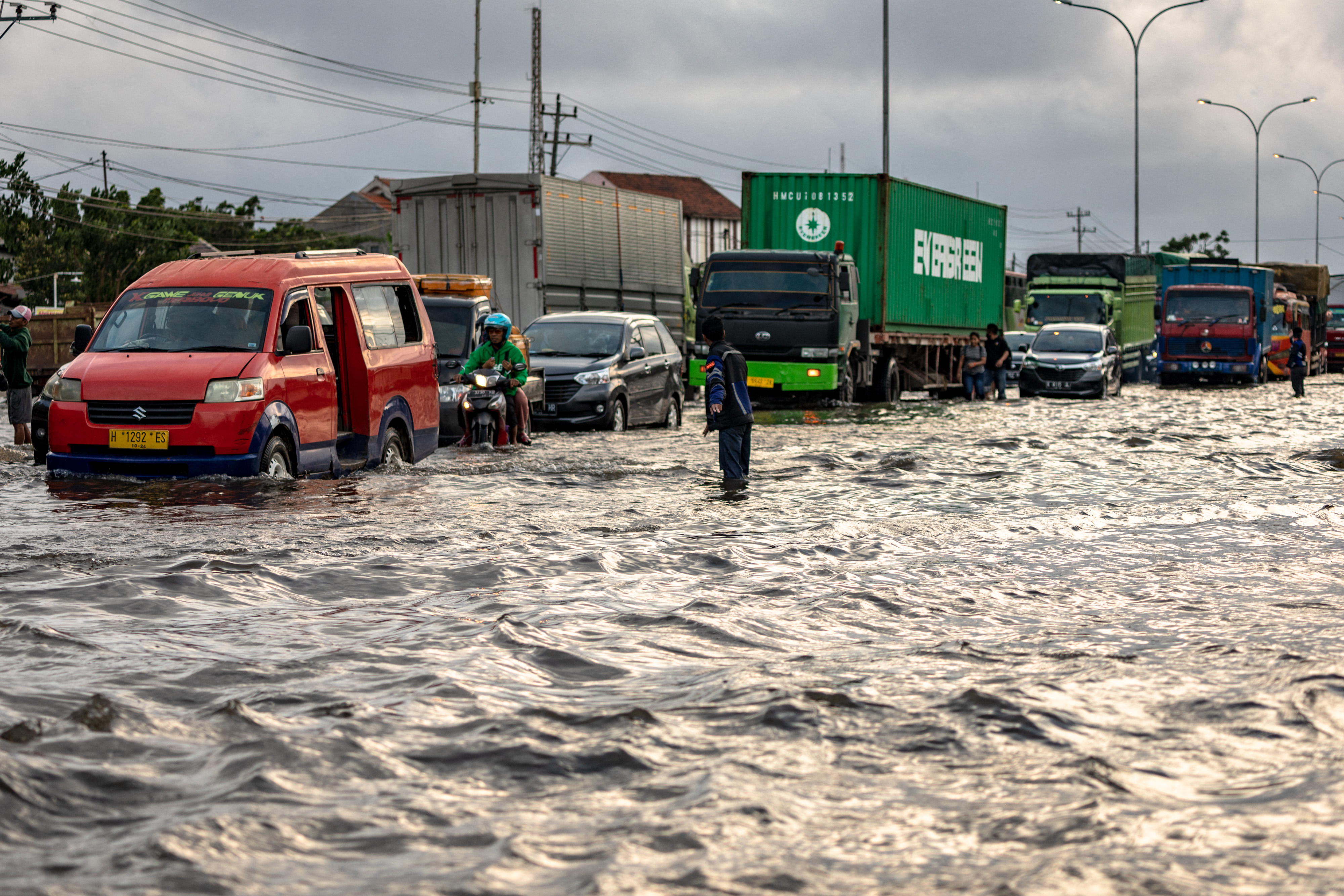  Pengendara menembus banjir yang merendam jalur Pantura Jalan Raya Kaligawe KM 7 di Genuk, Semarang, Jawa Tengah, Jumat (12/2/2021