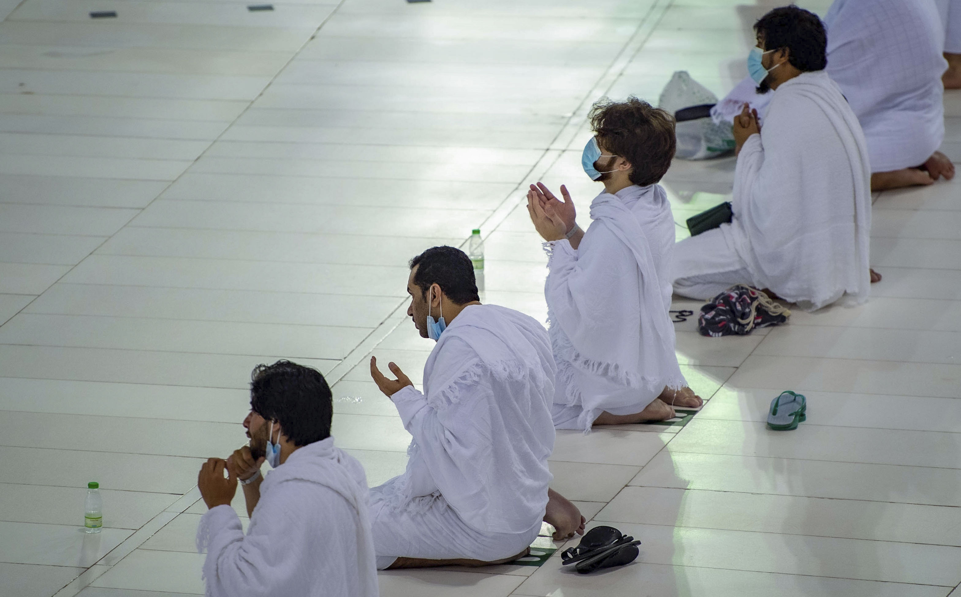 Jemaah umrah sedang berdoa di depan Ka'bah dalam Masjidil Haram, Arab Saudi.