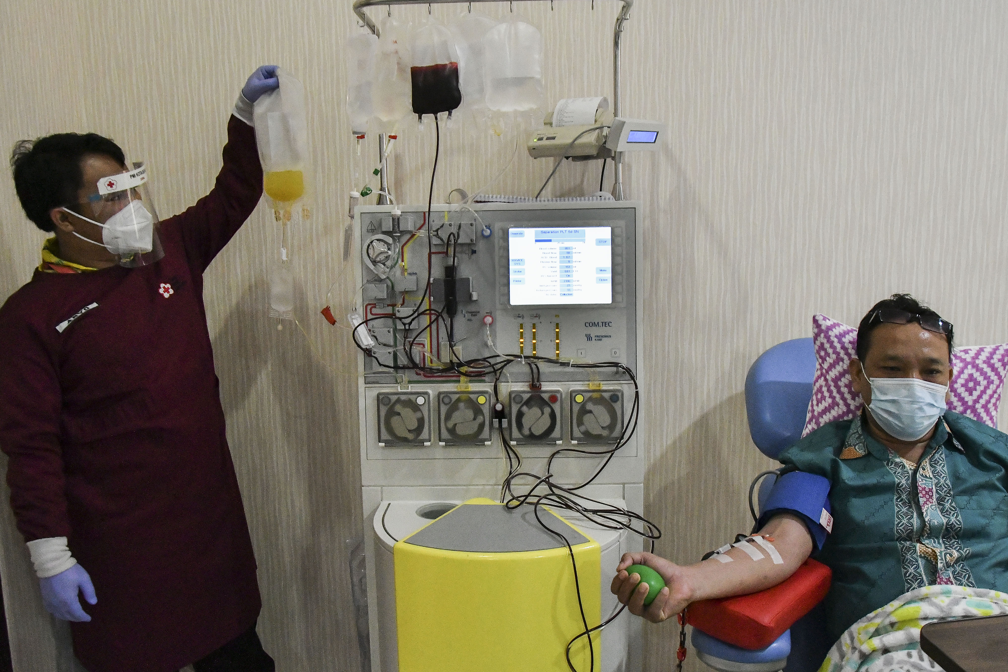 Penyintas Covid-19 mendonorkan plasma konvalesen di PMI Bekasi