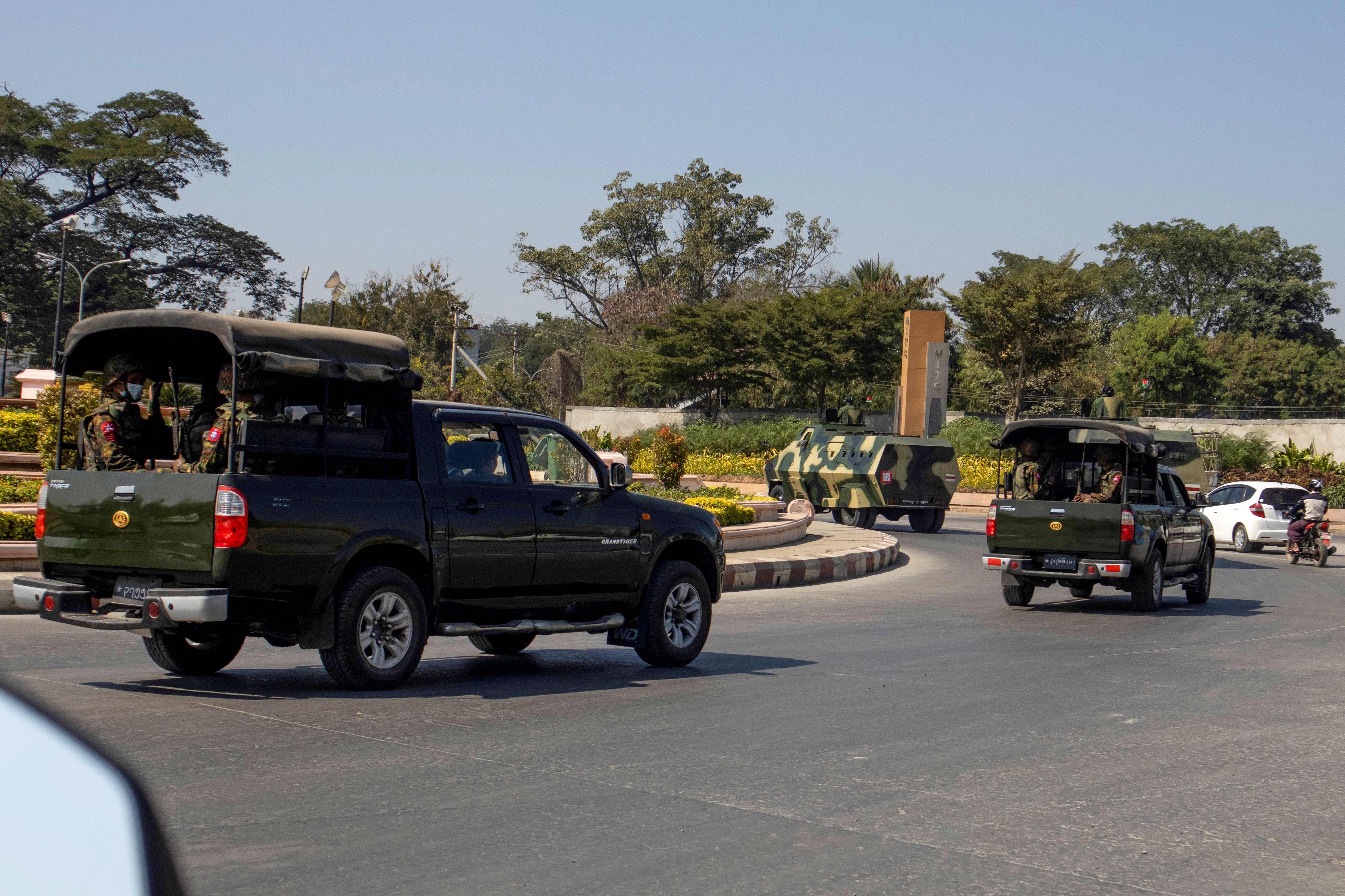 kendaraan militer Myanmar terlihat di jalan-jalan protokol di sejumlah kota di Myanmar