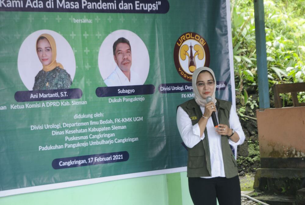 Ketua Komisi A DPRD Kabupaten Sleman, Ani Martanti saat menemui warga Cangkringan Sleman dalam acara pengobatan gratis, Rabu (17/2/2021).