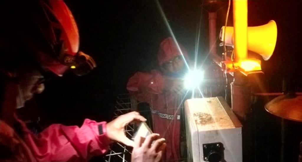 Personel BPBD Kota Batu, Jawa Timur, bergerak cepat ke lokasi rawan tanah longsor saat alarm alat Early Warning System (EWS) di Dusun Brau, 