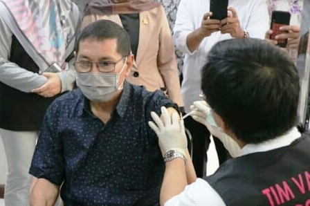 Plt Wali Kota Tasikmalaya, Muhammad Yusuf bersama 40 dokter lansia menerima suntikan vaksin Sinovac.