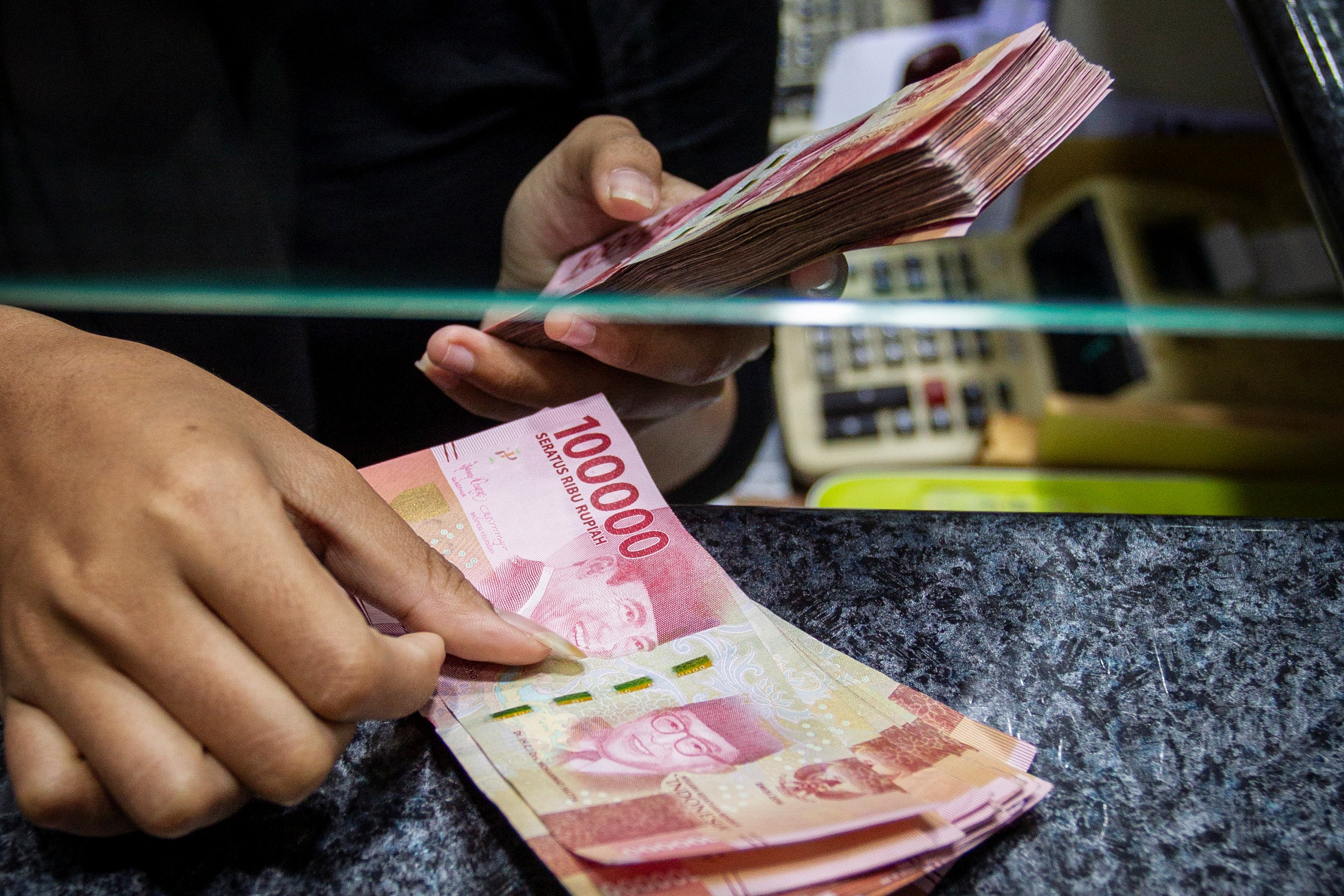 Karyawan menghitung uang di salah satu gerai penukaran uang asing di Jakarta, beberapa waktu lalu.