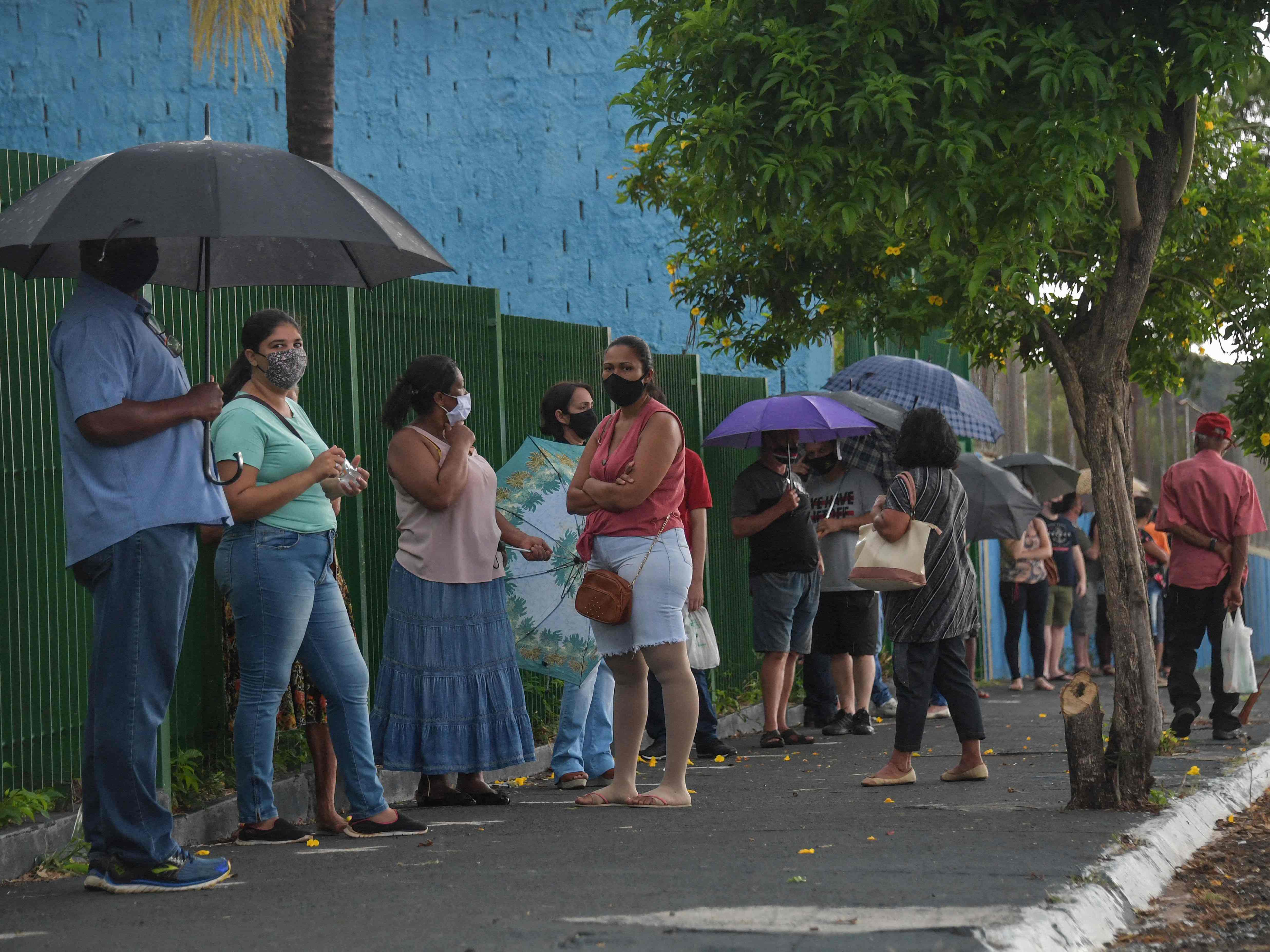 Warga antre untuk menerima vaksin covid-19 Coronavac di Serrana, Brasil, Rabu (17/2).