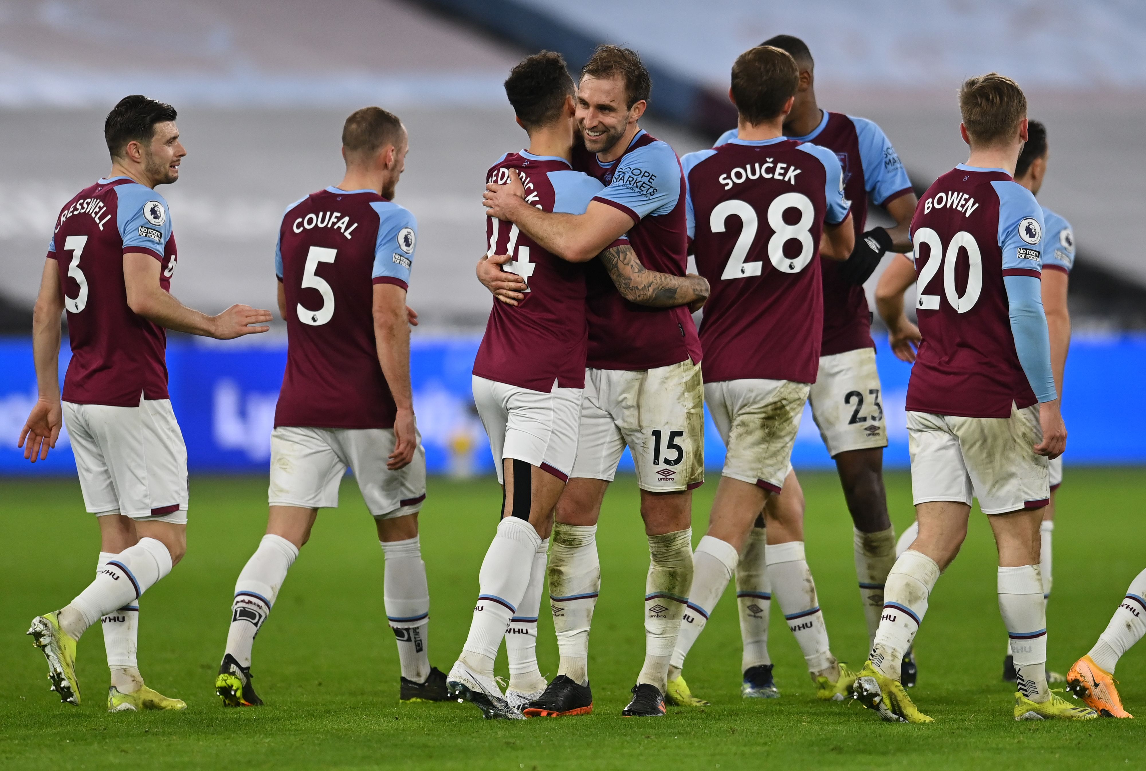 Pemain West Ham merayakan gol ke gawang Sheffield United dalam lanjutan Liga Primer, Selasa (16/2).    