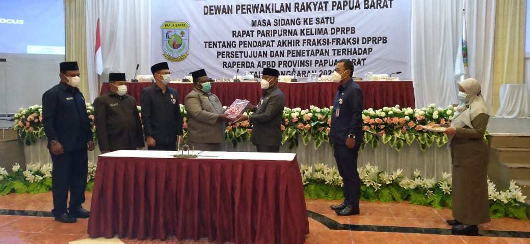  DPRD Papua Barat serahkan APBD Tahun 2021 kepada  Gubernur Papua Barat Drs Dominggus Mandacan dalam rapat paripurna, Kamis (18/2)