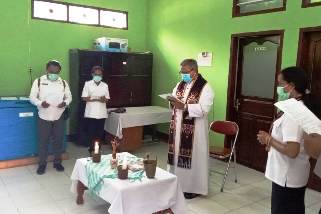 Uskup Maumere, Mgr. Ewaldus Martinus Sedu, Pr memberkati 4.960 dosis vaksin sinovac Covid-1. Rabu (3/2). 