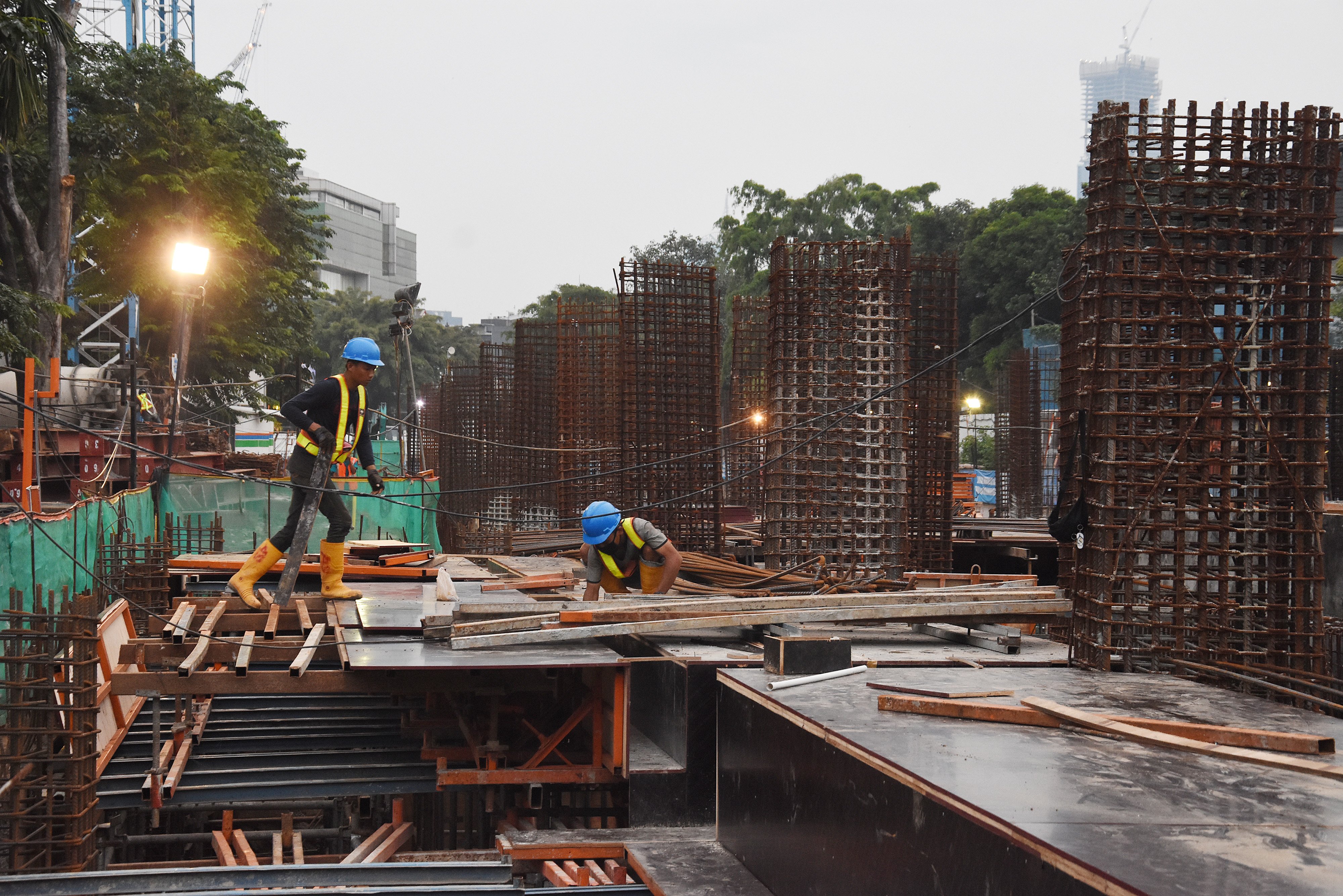  Pekerja menyelesaikan proyek revitalisasi kawasan Taman Ismail Marzuki (TIM) di Jakarta, Kamis (5/11/2020)
