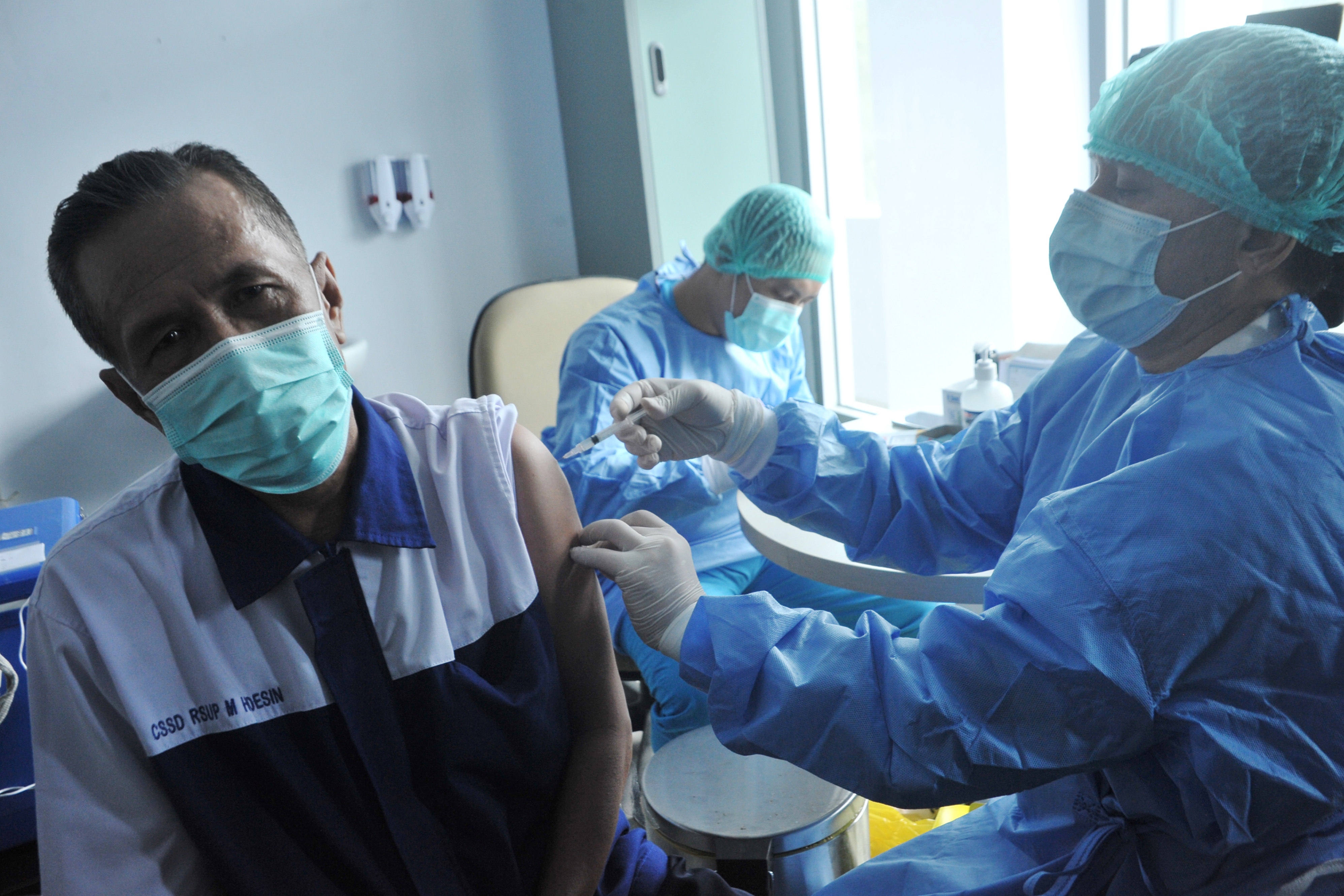 Ilustrasi nakes lansia menerima vaksin covid.