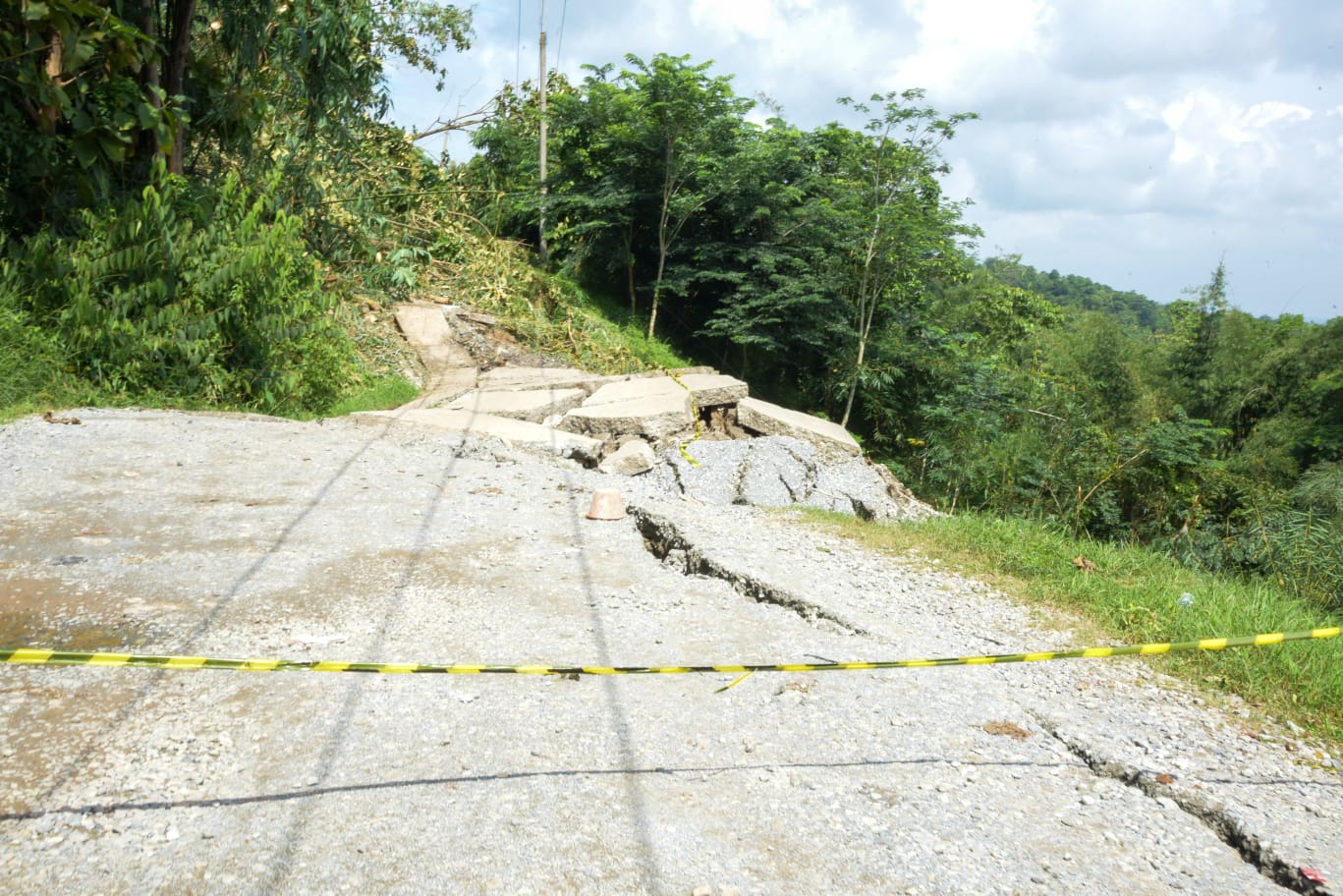 Jalan lingkar barat  di Sukasari, Purwakarta yang amblas menyebabkan warga terisolir