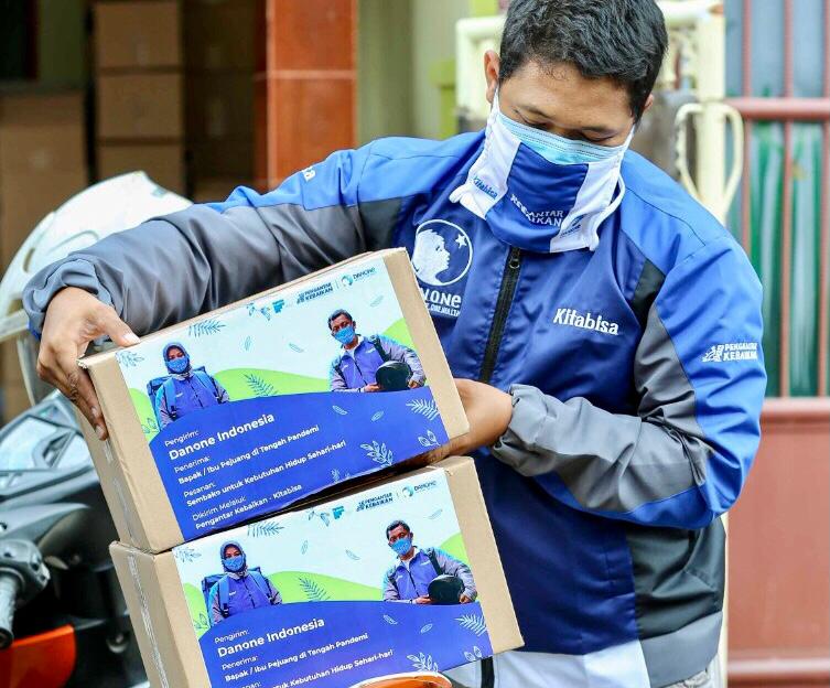 Seorang kurir membawa paket bantuan.