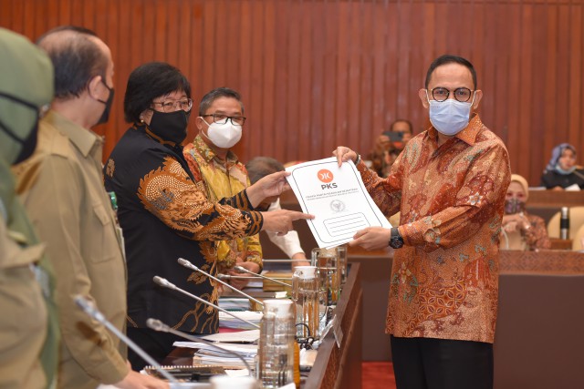  Komisi IV DPR RI Andi Akmal Pasluddin menyerahkan pandangan fraksinya kepada Menteri LHK Siti Nurbaya Bakar di Gedung Nusantara. 