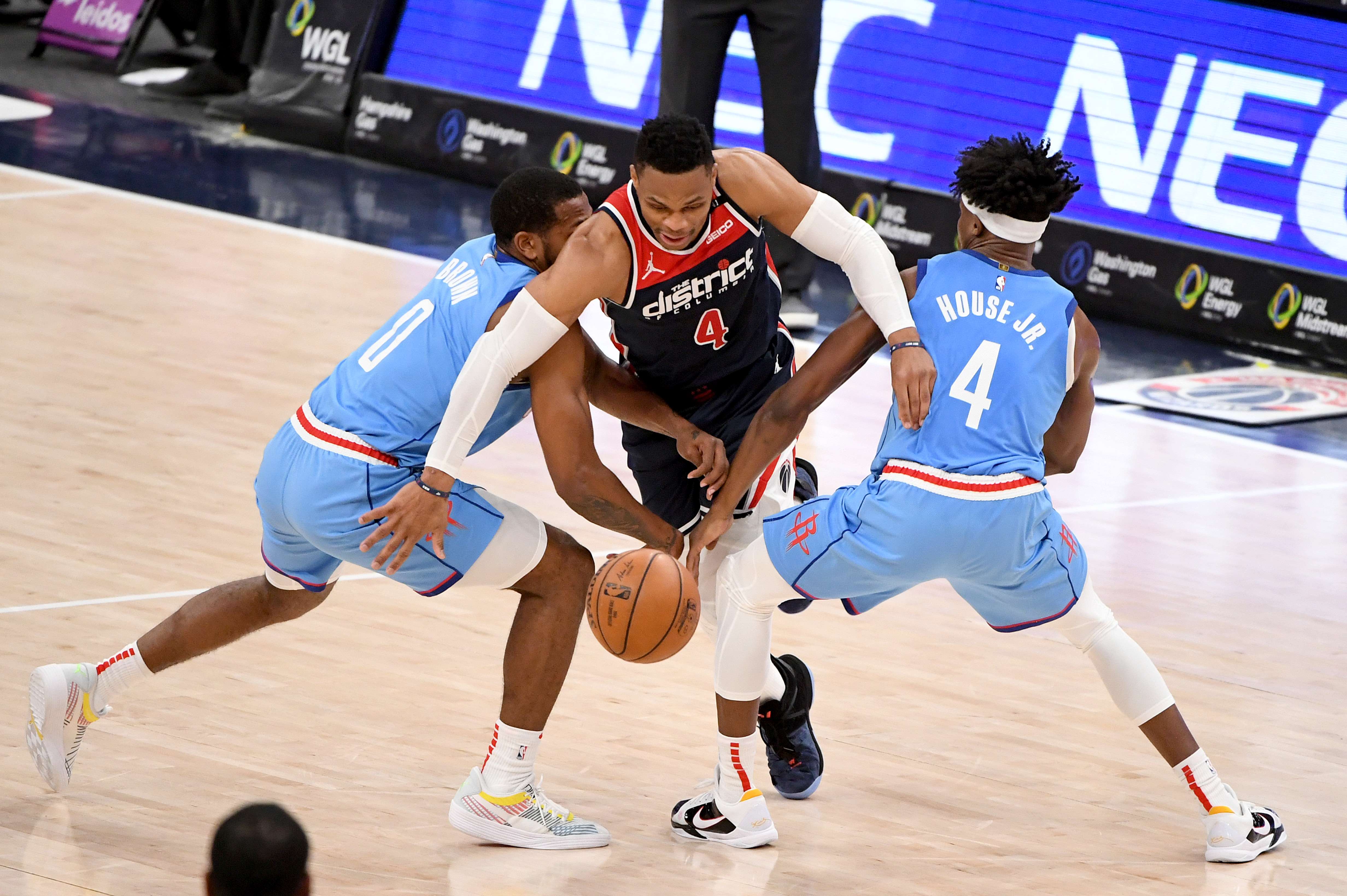 BRADLEY Beal dan John Wall merupakan mantan rekan satu tim yang kembali bertemu di lapangan namun dengan mengenakan seragam yang berbeda. 