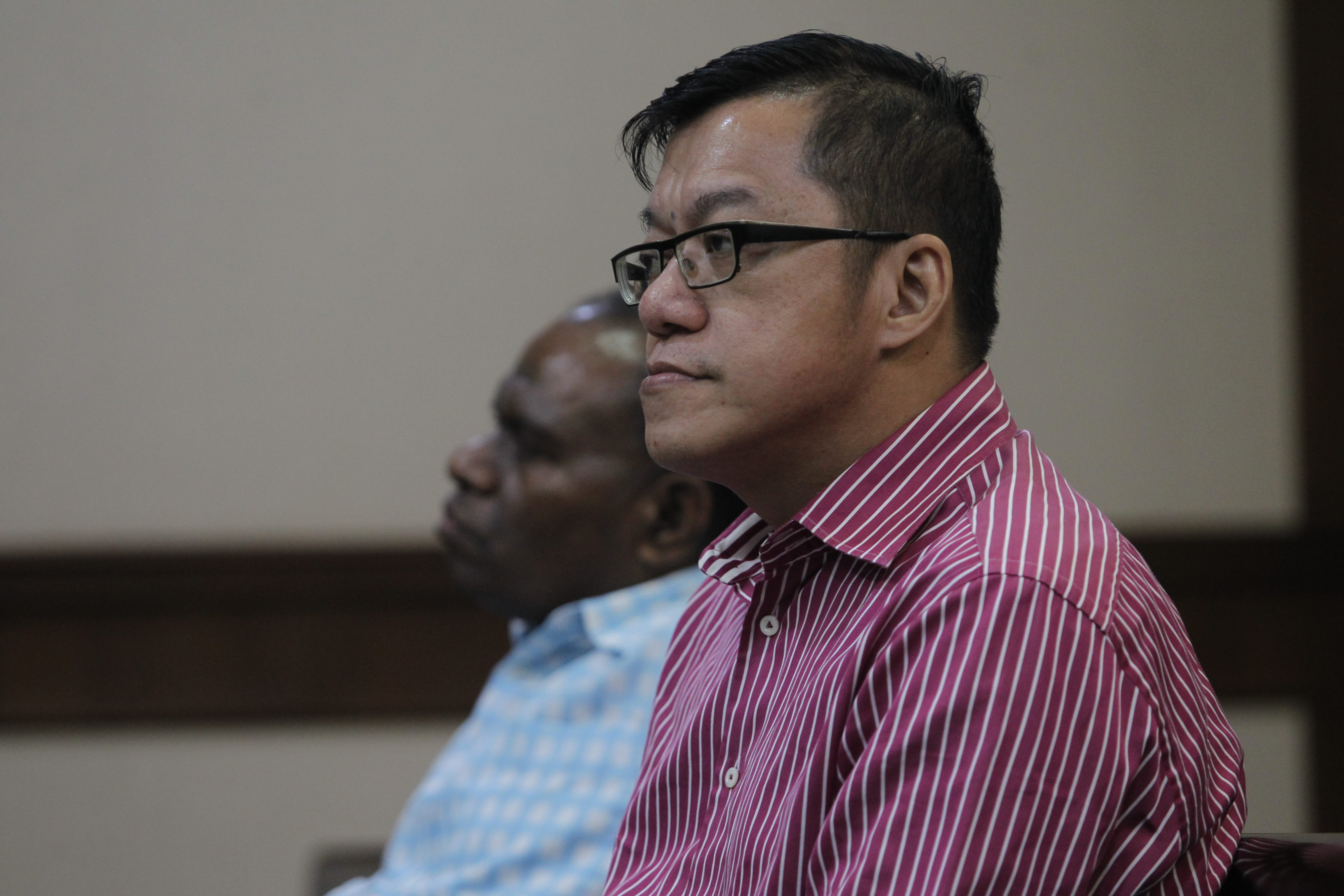 Terdakwa kasus korupsi proyek peningkatan jalan Kemiri-Depapre pada tahun 2015 David Manibui (kanan).