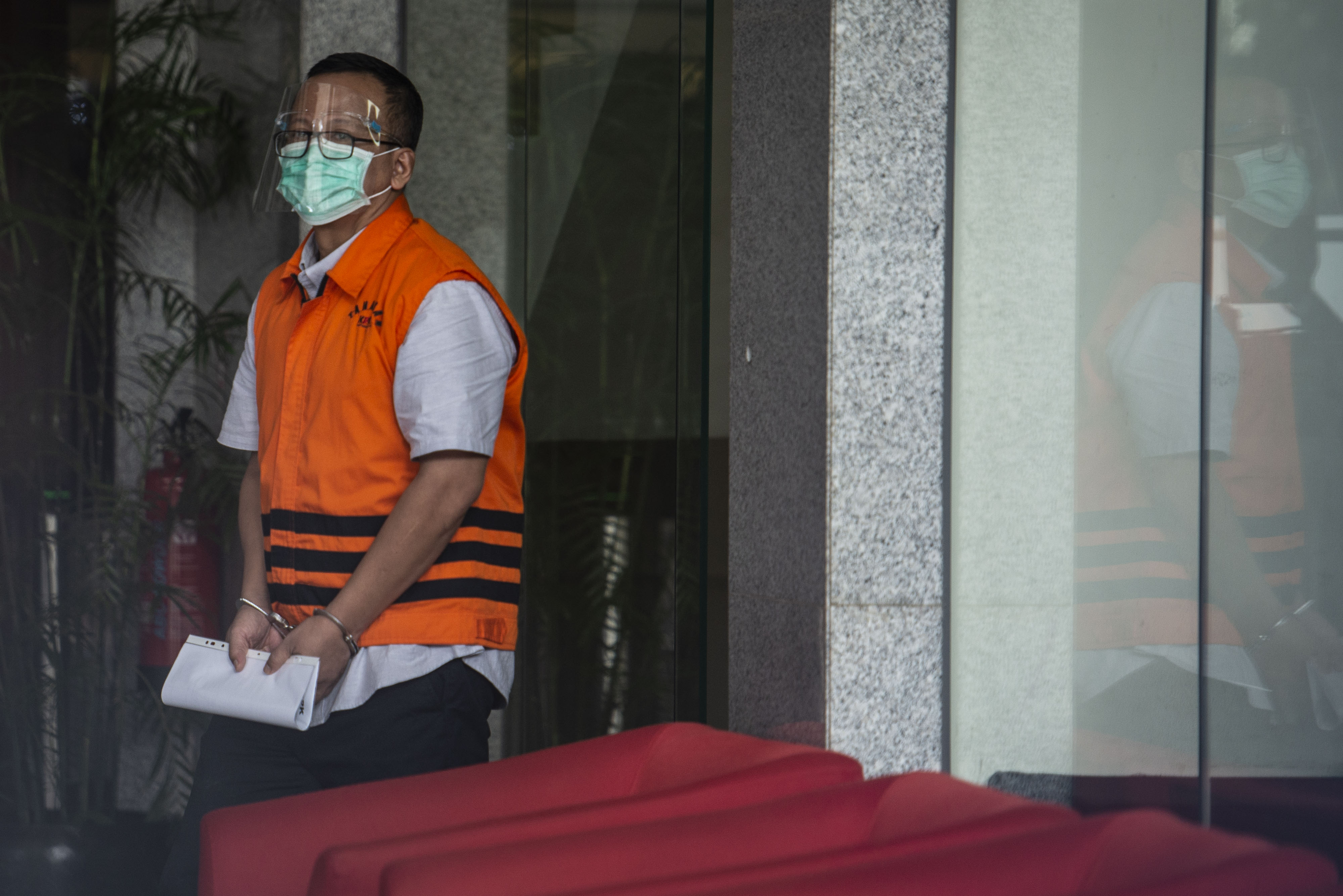 Tersangka kasus dugaan suap izin ekspor benur Edhy Prabowo berjalan di gedung KPK.