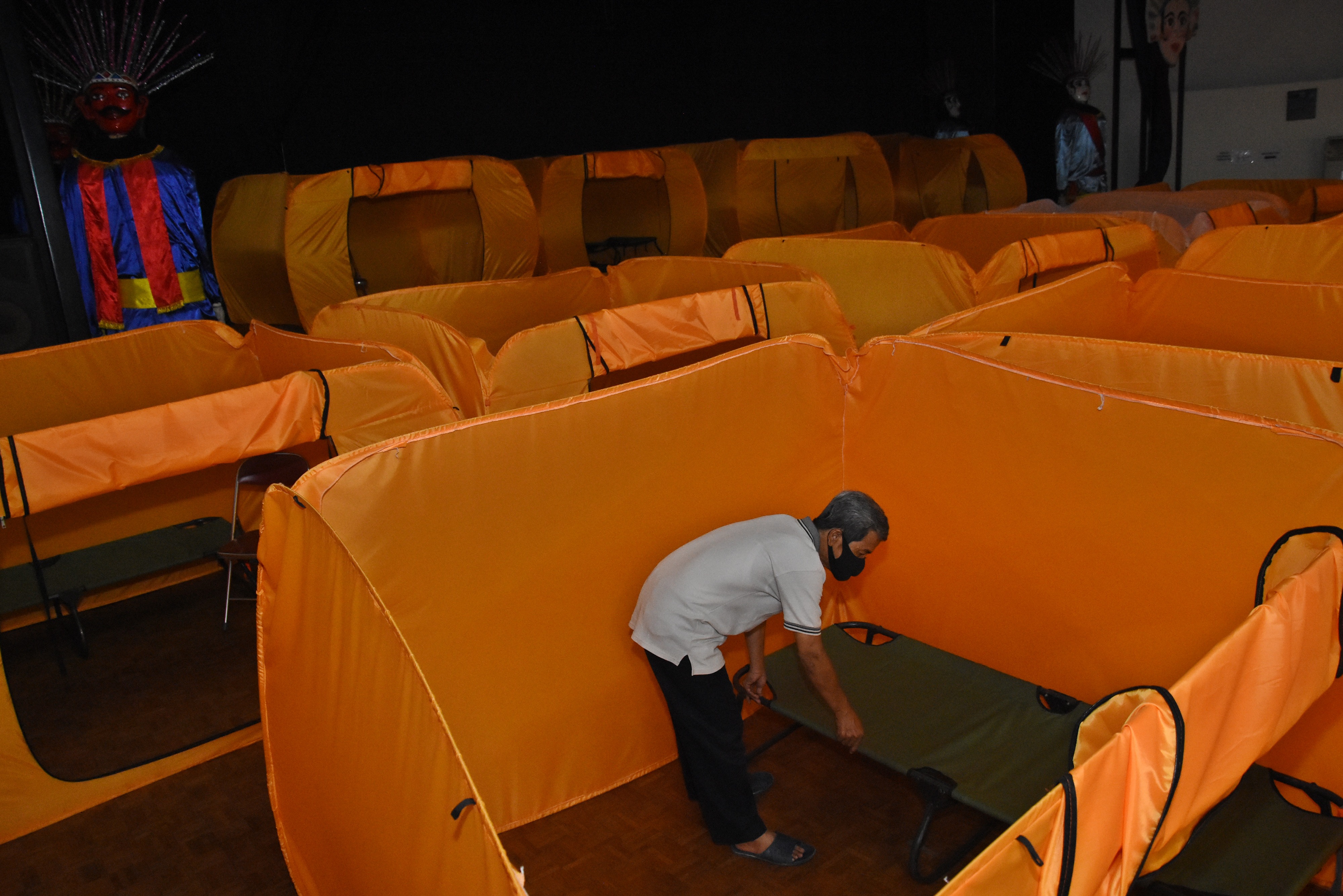 Pekerja menyiapkan tempat isolasi di Gedung Balai Latihan Kesenian Jakarta Pusat, Sabtu (23/1).