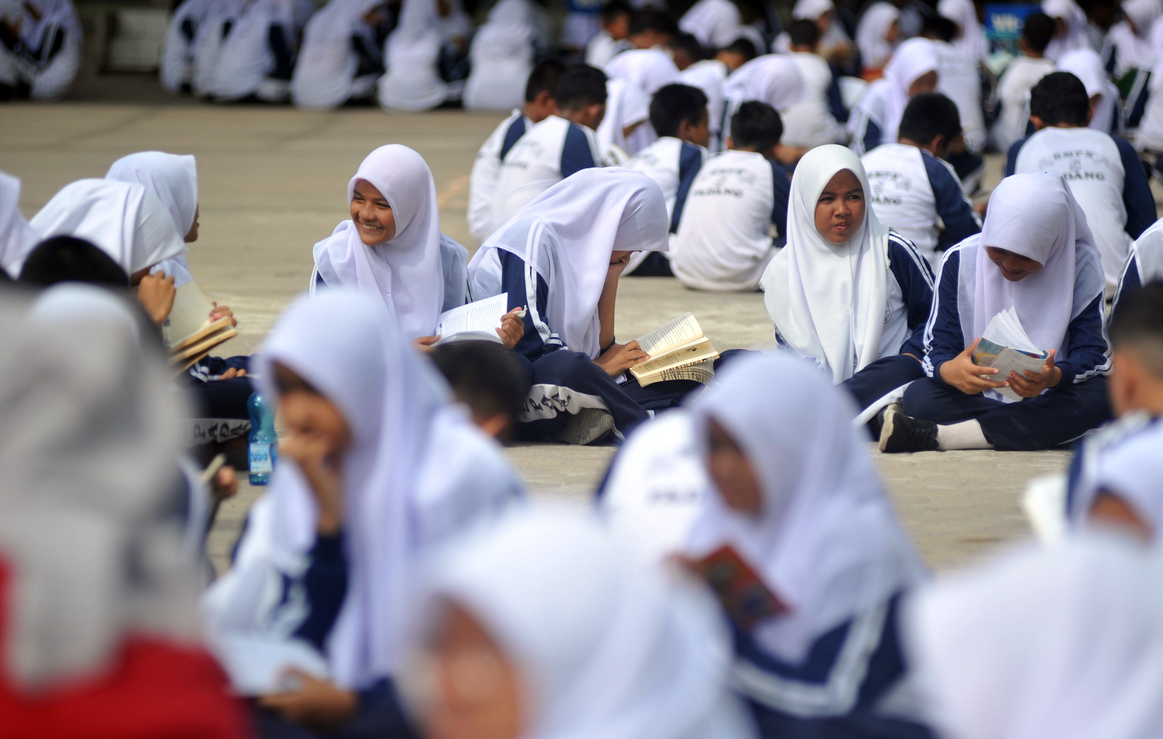 Sejumlah pelajar melakukan kegiatan belajar di luar kelas, di halaman sekolah mereka di SMPN 5 Padang, Sumatera Barat. beberapa waktu lalu.