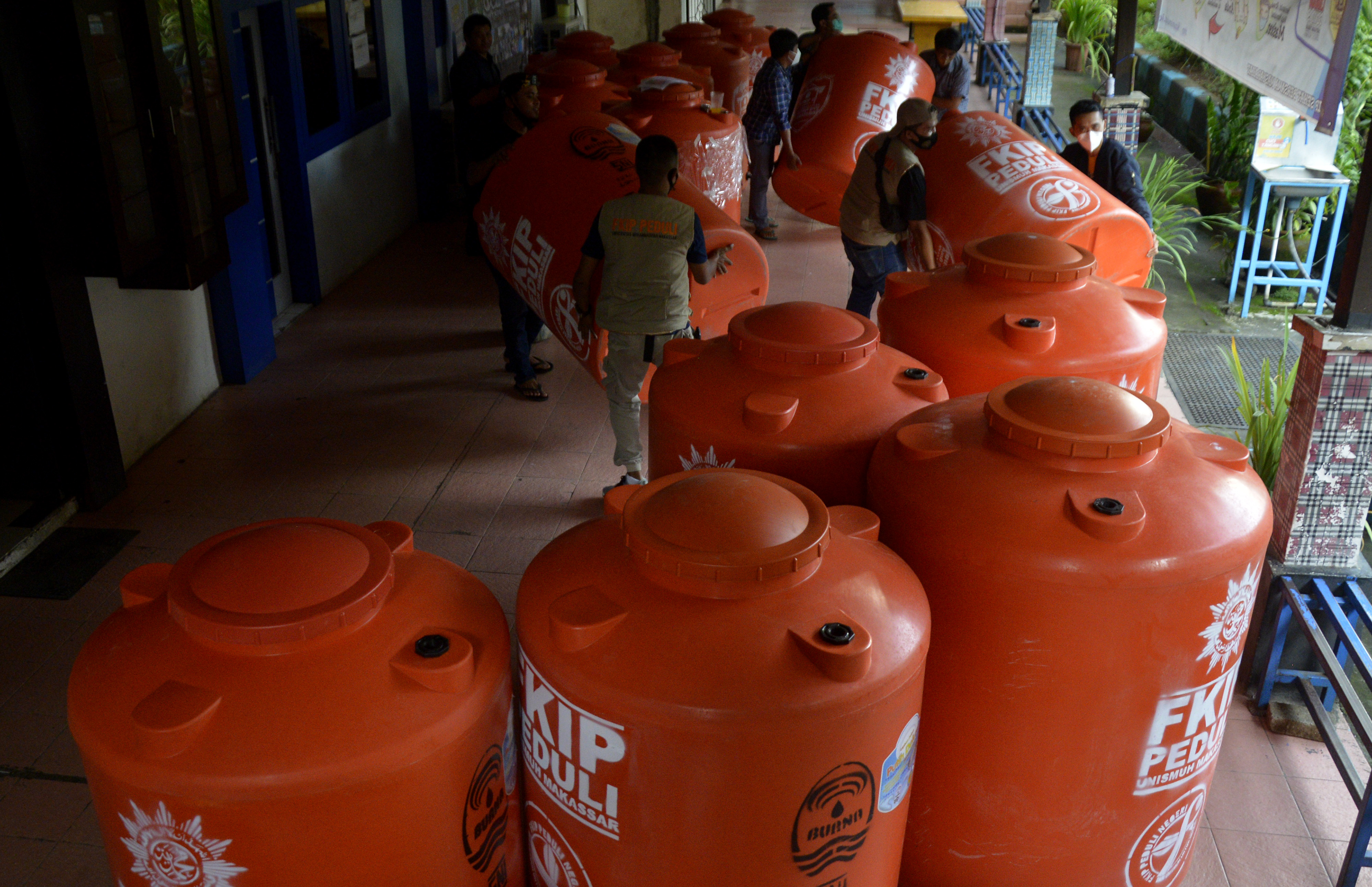 Relawan FKIP Peduli  Universitas Muhammadiyah Makassar bersiap mengirimkan tandon air bersih untuk korban gempa Sulawesi Barat.